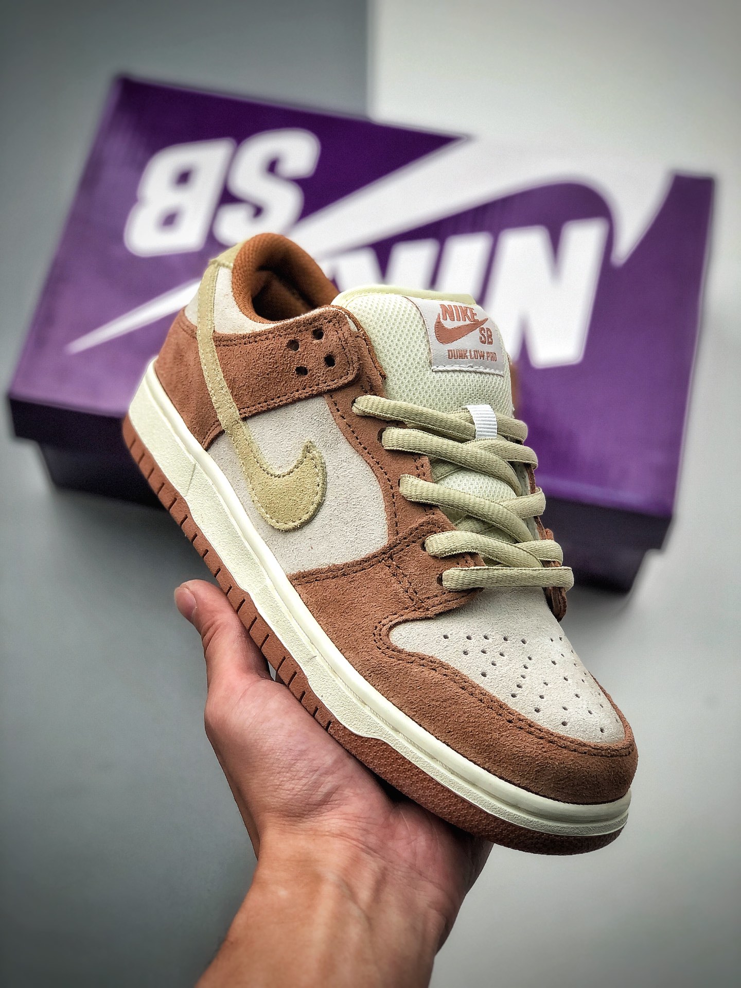 Colaboración con el legendario artista del skate Sean Cliver x Nike SB Dunk Low Pro "White/Psychic Blue-Metallic Gold" …
