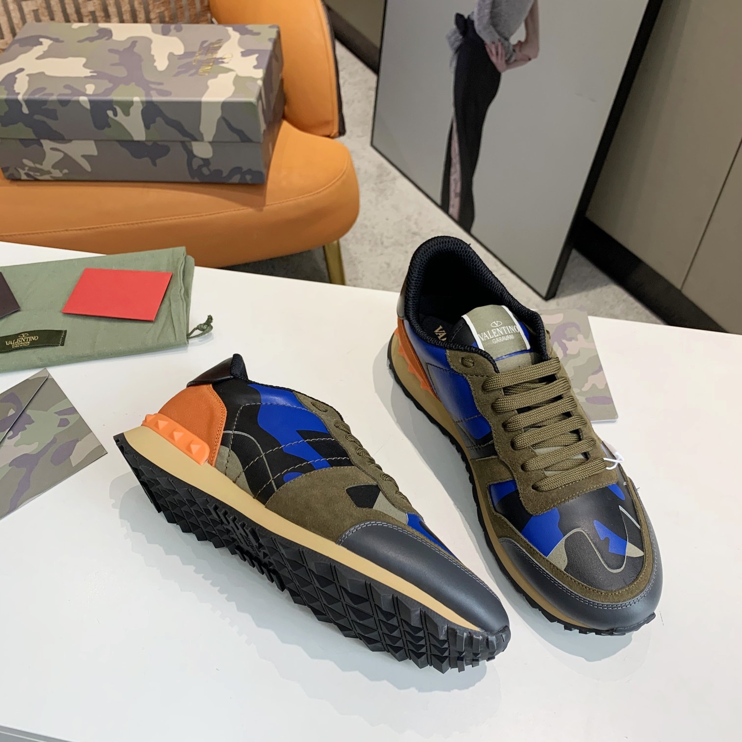 NO:780979,Real-price top version of VALEN@TINO classic rivet camouflage series original cowhide, lining and insole. The insole is made of high-elastic latex. It is good-looking and durable, has always been trendy, gentleman style, super comfortable and easy to wear. Comes with original packaging 38-46 (in stock), valentino, cowhide19860909实价顶级版本VALEN@TINO经典铆钉迷彩系列原版牛皮、内里及鞋垫,鞋垫采用高弹乳胶铺垫,好看耐穿、潮流指数一直都是、绅士款、超级舒适好穿 配原版包装38-46（现货）,,valentino,cowhide,Men's shoes
