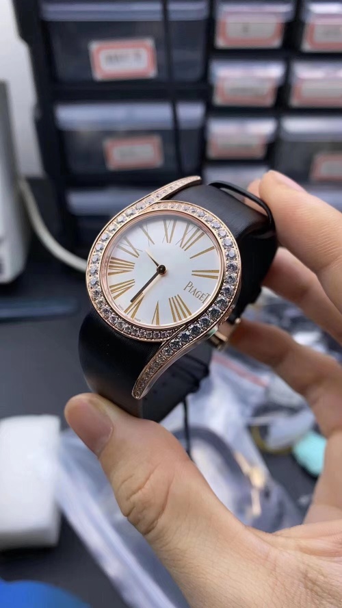 Piaget 女款又多一个选择。伯爵 Limelight Gala 当代缪斯