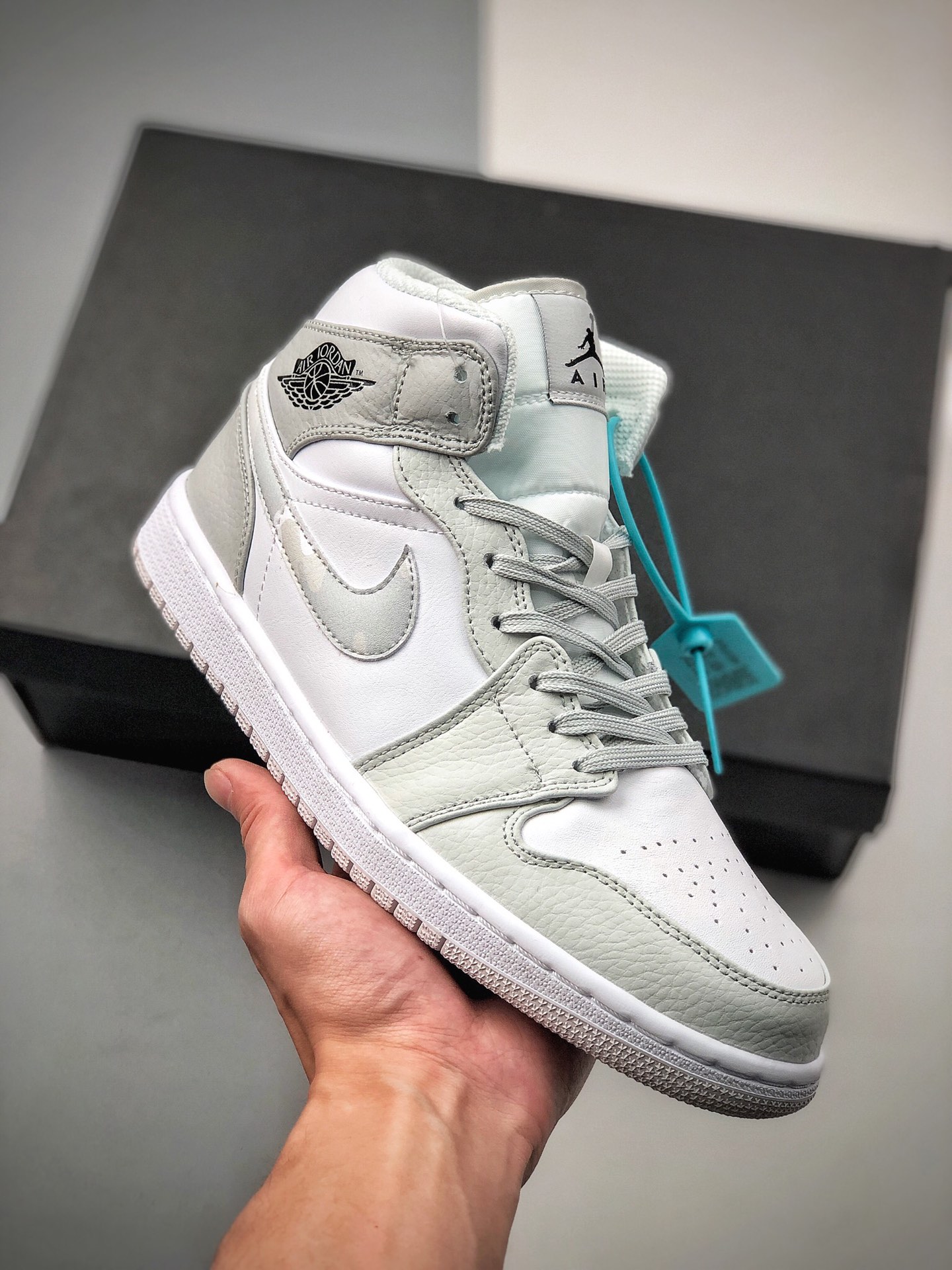 Jordan Air Jordan 1 Mid AJ1 Qiao 1 mid casual board shoe white gray camouflage synchronized official color scheme, the …