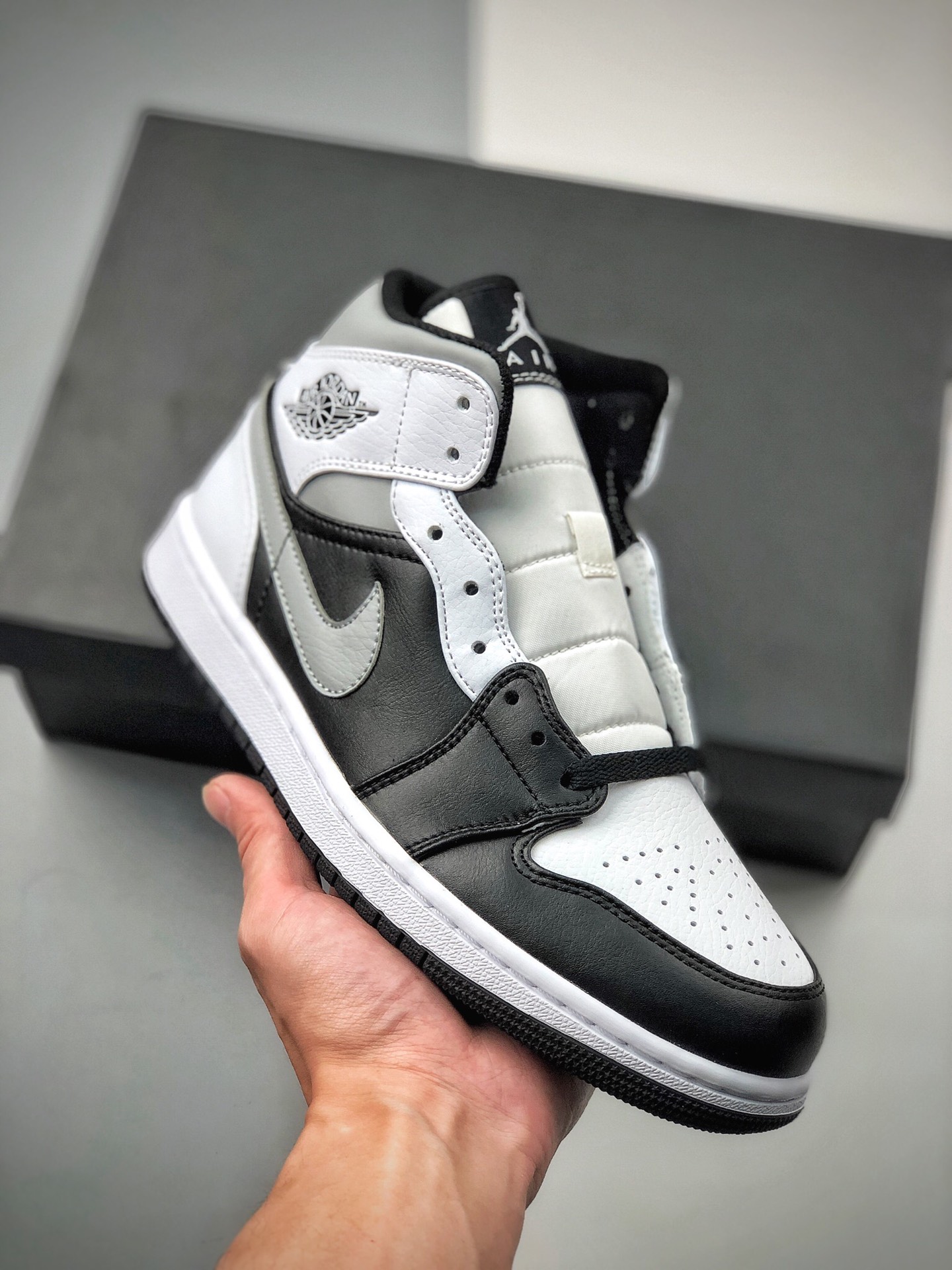 AJ1 nueva versión Air Jordan 1 Mid AJ1 Qiao 1 zapatillas de baloncesto culturales de caña media, negro, blanco y gris s…