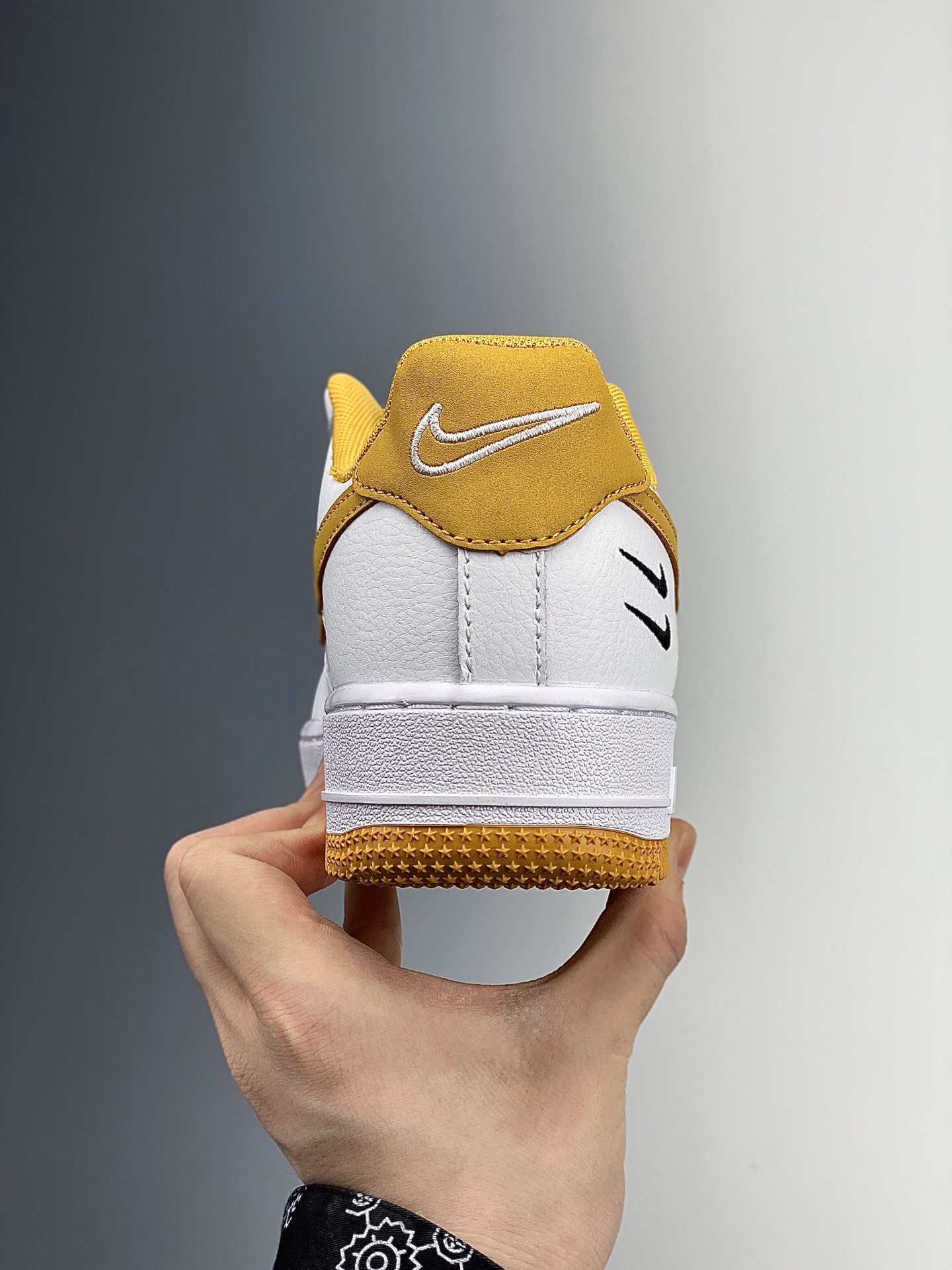 180    Nike Air Force 1 空军一号低帮运动休闲板鞋 DH2947-100