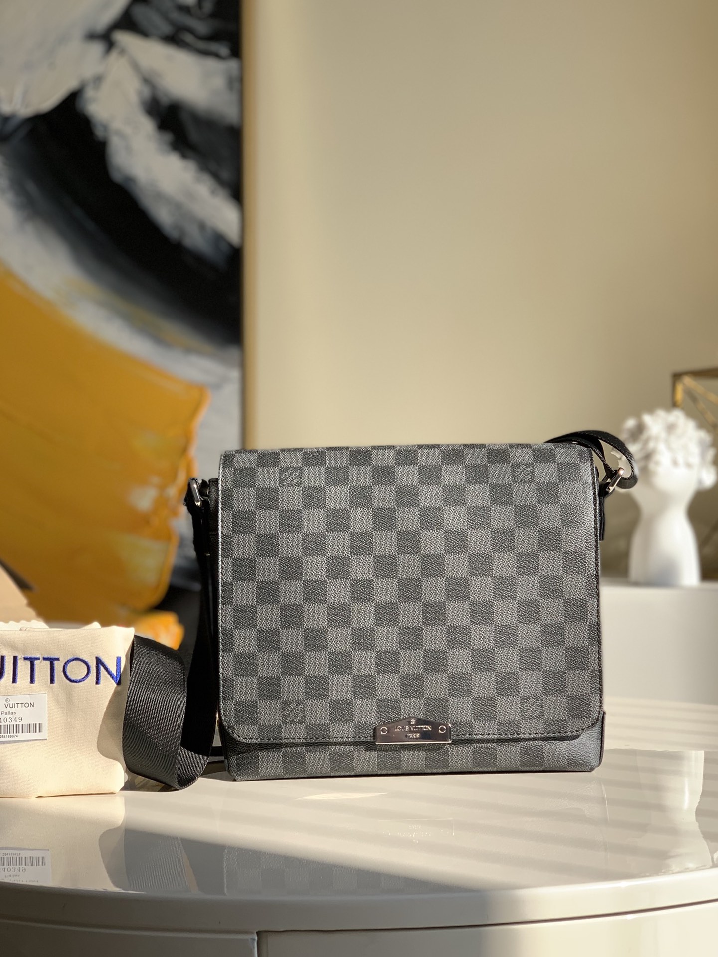 NO:396640,【Exclusive real photo N40349】New District Small Postman Bag Continues elegant details, light texture and abundant space, making it a choice for both function and trend in daily life. 25 x 22 x 7 cm (length x height x width) Damier Graphite Canvas fabric lining cowhide metal parts Louis Vuitton Paris logo metal brand iPad Inner patch pocket with patch pocket under the flap cover magnetic buckle closure shoulder strap is not removable, adjustable strap half length 31.0 cm Bag half length can be adjusted to 62.0 cm M.560, LV [original leather], louis vuitton, louis vuitton, cowhide19860909【独家实拍N40349】新款 District 小号邮差包延续雅致细节、轻盈质感和充裕空间,成就日常生活中功能与潮流的兼备之选.25 x 22 x 7 厘米(长度 x 高 x 宽)Damier Graphite 帆布织物内衬牛皮饰边金属件路易威登巴黎标识金属牌iPad 内贴袋翻盖下有贴袋磁扣开合肩带不可拆卸,可调节包带半长31.0 厘米包带半长可调至62.0 厘米 M.560,LV【原厂皮】,louis vuitton,louis vuitton,cowhide,Bag