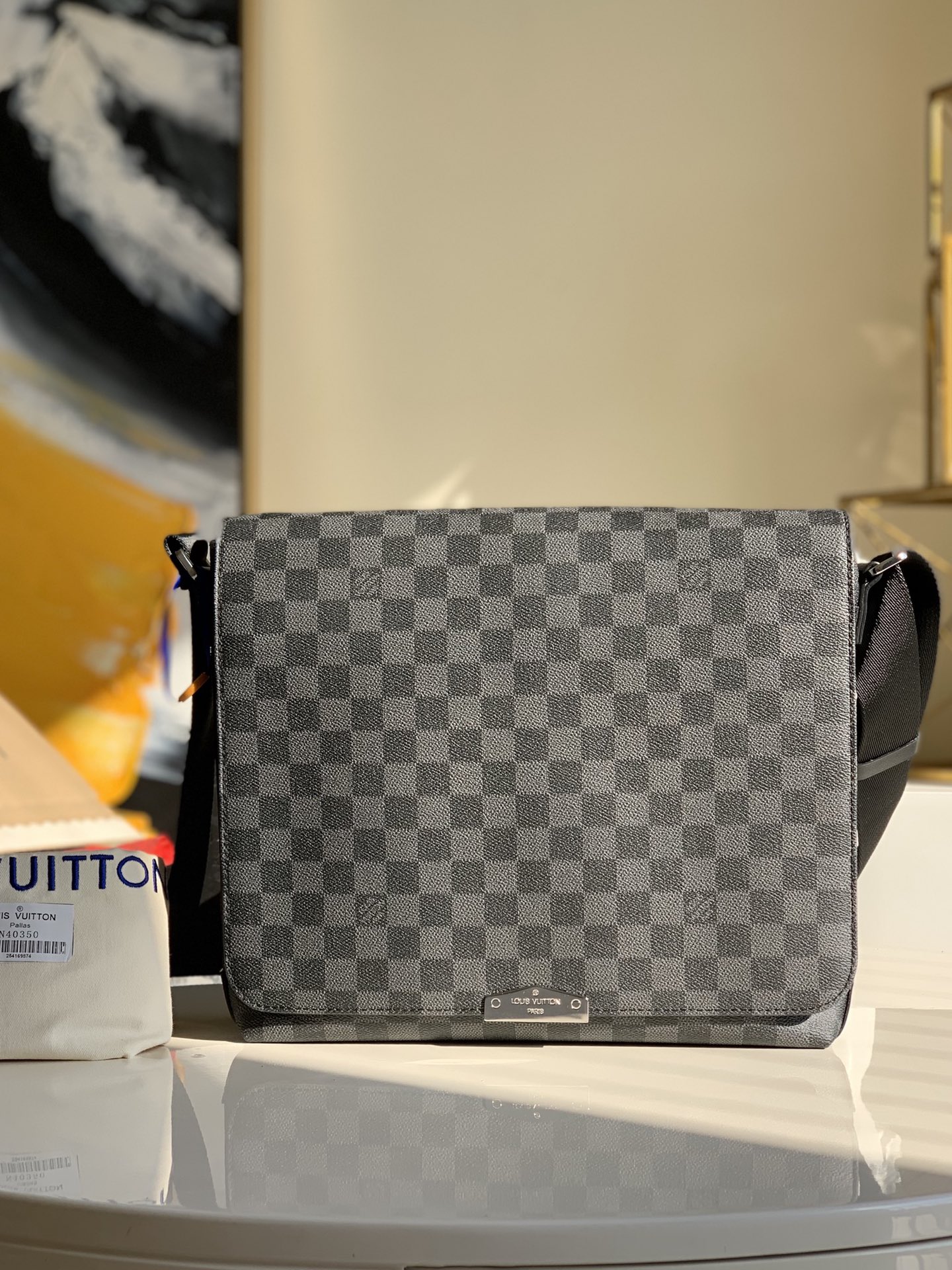 NO:396637,【Exclusive real photo N40350】New District Small Postman Bag Continues elegant details, light texture and abundant space, making it a choice for both function and trend in daily life. 25 x 22 x 7 cm (length x height x width) Damier Graphite Canvas fabric lining cowhide metal parts Louis Vuitton Paris logo metal brand iPad Inner patch pocket with patch pocket under the flap cover magnetic buckle closure shoulder strap is not removable, adjustable strap half length 31.0 cm Bag strap half length can be adjusted to 62.0 cm M.580, LV [original leather], louis vuitton, louis vuitton,cowhide19860909【独家实拍N40350】新款 District 小号邮差包延续雅致细节、轻盈质感和充裕空间,成就日常生活中功能与潮流的兼备之选.25 x 22 x 7 厘米(长度 x 高 x 宽)Damier Graphite 帆布织物内衬牛皮饰边金属件路易威登巴黎标识金属牌iPad 内贴袋翻盖下有贴袋磁扣开合肩带不可拆卸,可调节包带半长31.0 厘米包带半长可调至62.0 厘米 M.580,LV【原厂皮】,louis vuitton,louis vuitton,cowhide,Bag