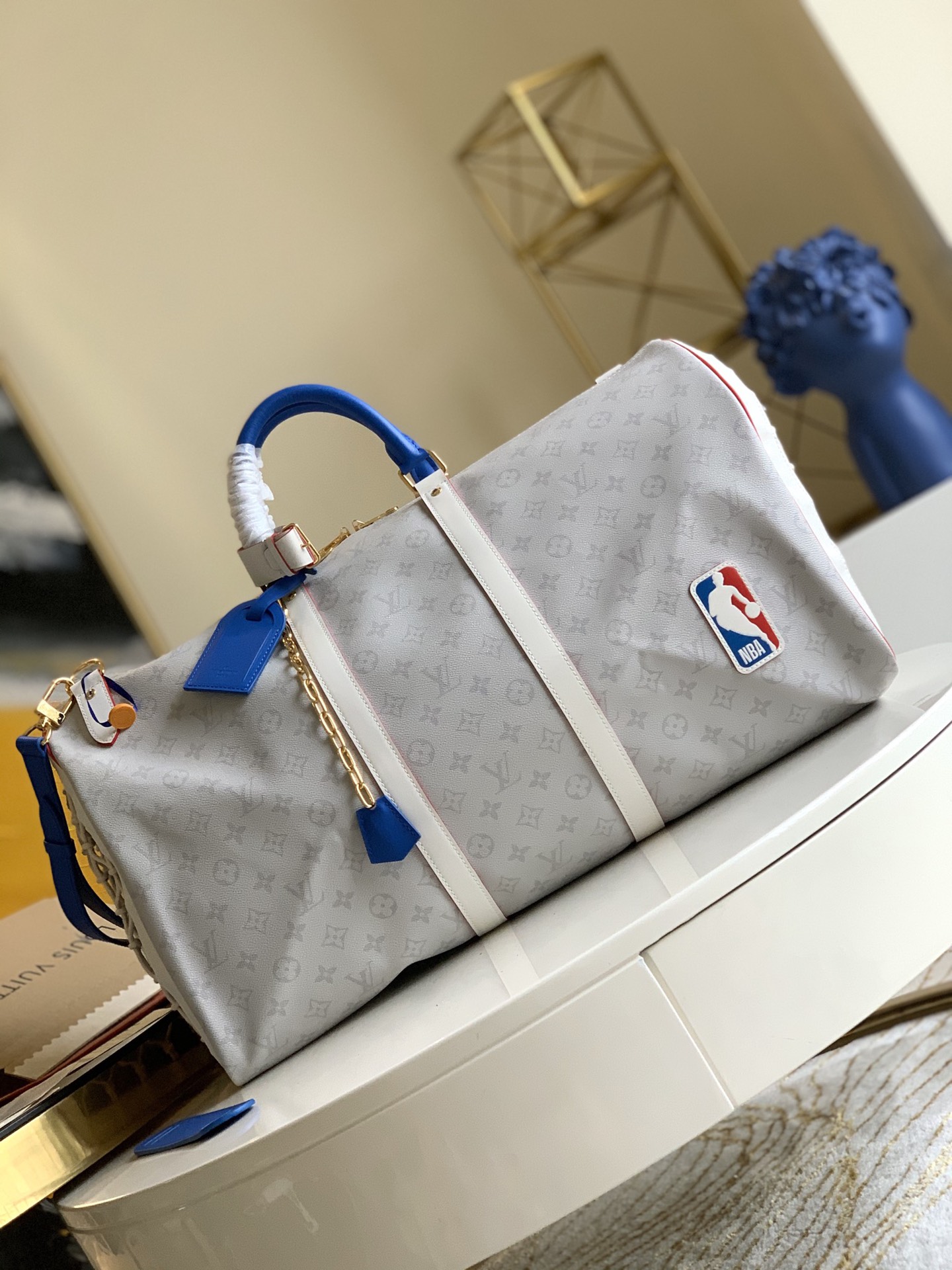 NO:396636,【Exclusive real shot of M41414 white flower basketball】KEEPALL 55 travel bag (NBA basketball series) Keepall uses Monogram canvas as the bag body, spacious capacity, old-fashioned white leather mesh chain tag NBA travel bag with removable leather shoulder strap Monogram canvas body, brown canvas lining, natural cowhide, golden brass accessories, double zipper opening and closing, leather round hand-wrapped, removable leather shoulder strap, removable leather ID card padlock size55x31x24CM O.970,LV [original leather],louis vuitton,cowhide19860909【独家实拍M41414白花篮球】KEEPALL 55 旅行袋（NBA篮球系列）Keepall以Monogram帆布为袋身 容量宽敞 老花白皮网状链条吊牌NBA旅行袋 配以可拆卸式皮肩带 Monogram帆布袋身 褐色帆布衬里 天然牛皮包边 金色黄铜配件 双拉链开合 皮革圆手挽 可拆卸式皮肩带 可拆卸式皮证件夹 挂锁 size55x31x24CM O.970,LV【原厂皮】,louis vuitton,cowhide,Bag