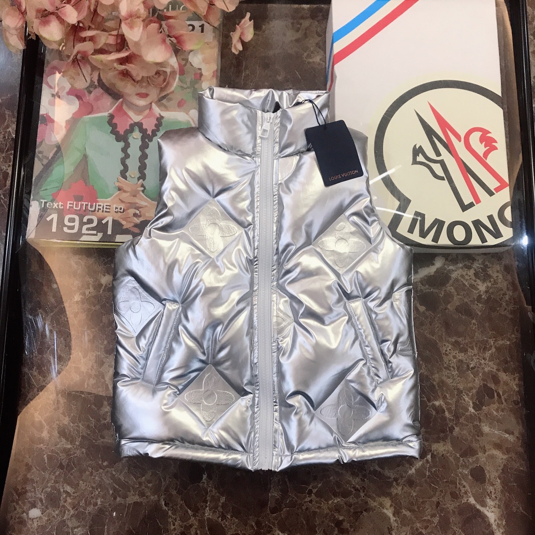 NO:209521,Down vest size110/2 LV Embossed Bread Vest Down Jacket Exclusive Real Shot Overall Simplified Design, Handsome Standing Collar, Dark Flower Logo Lid, Hot Products Shipping Super High Version, Using National Standard 90 Luff, Pure White Duck Down~ Excellent Fluffy, Very Warm and Warm, The upper body effect is super good!  Original order, complete three specifications, special price, louis vuitton, down jacket,19860909羽绒马甲  size110/2  LV 压花面包马甲羽绒服 独家实拍 整体简体设计,帅气立领 暗花logo里布 火爆款出货 超高版本 采用国标90绒 纯正白鸭绒～蓬松度极好 非常暖和保暖 上身效果超级好哦！ 原单货,三标齐全,,特价款,louis vuitton,down jacket,,Children's