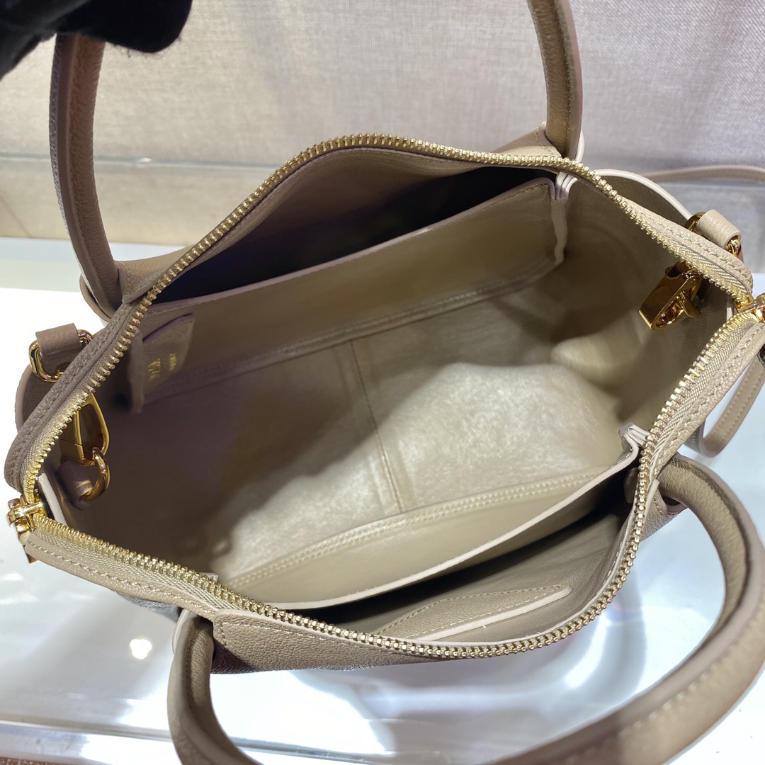 PRADA普拉达柔软鹿皮手提包1BC145