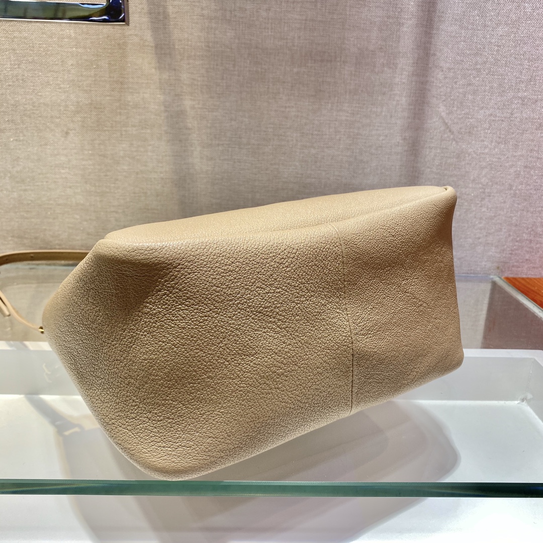 PRADA普拉达柔软鹿皮手提包1BC145