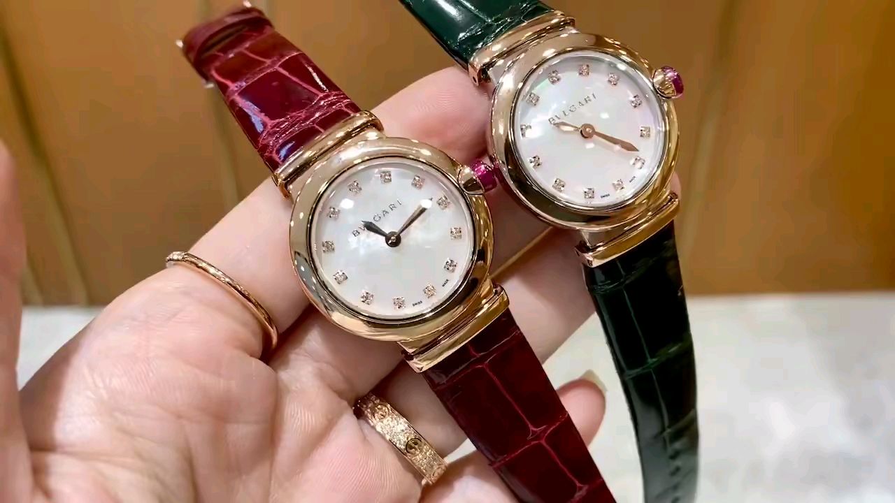 Bvlgari 宝格丽LVCEA系列每一件作品的表冠上都嵌入了一颗剔透的红宝石 中间还镶有一颗璀璨的钻石