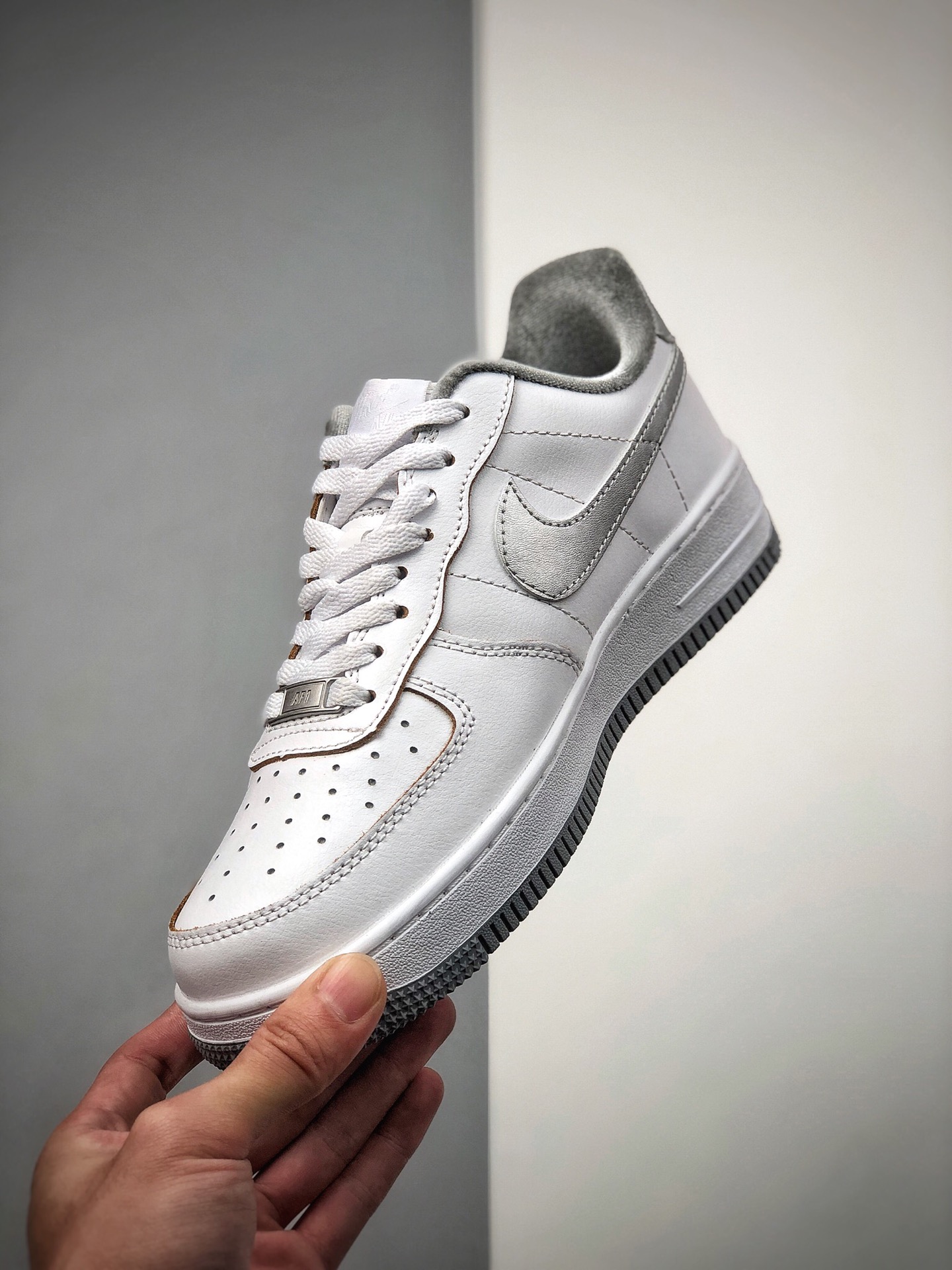 180 Nike 空军一号运动休闲板鞋  DC5209-100