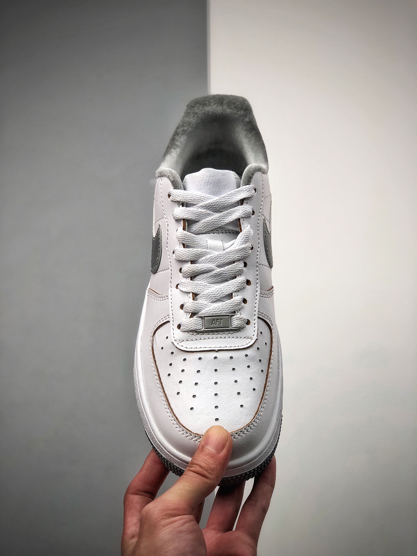 180 Nike 空军一号运动休闲板鞋  DC5209-100