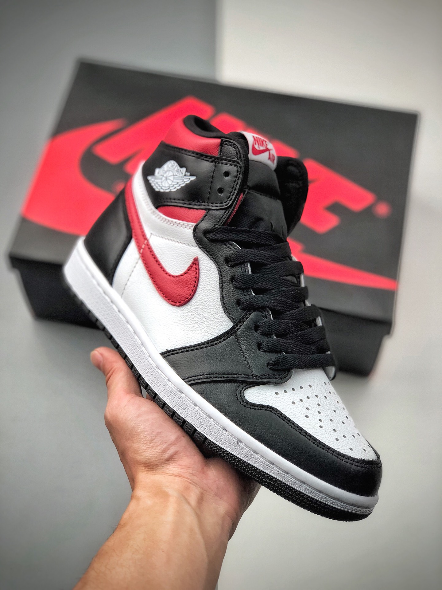 Air Jordan 1 Retro "Black Gym Red" con gancho rojo y puntera negra, modelo 2019. La fábrica profesional de Jordan ha re…