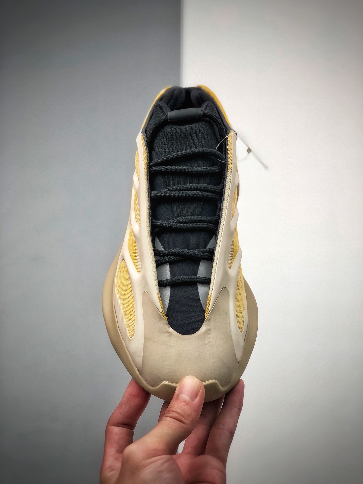 550  YEEZY 700 V3”SRPHYM”黄灰 G54853