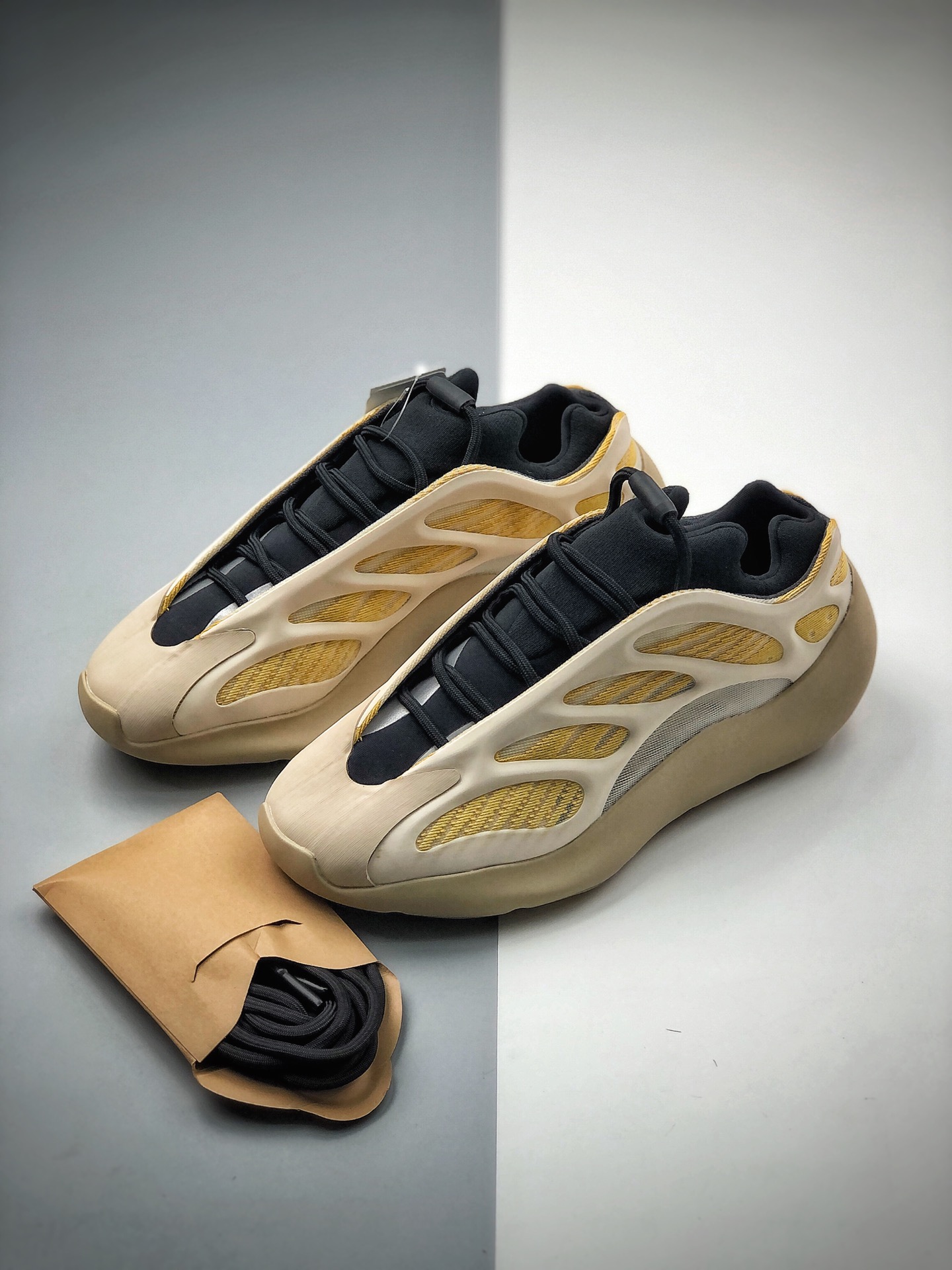 550  YEEZY 700 V3”SRPHYM”黄灰 G54853