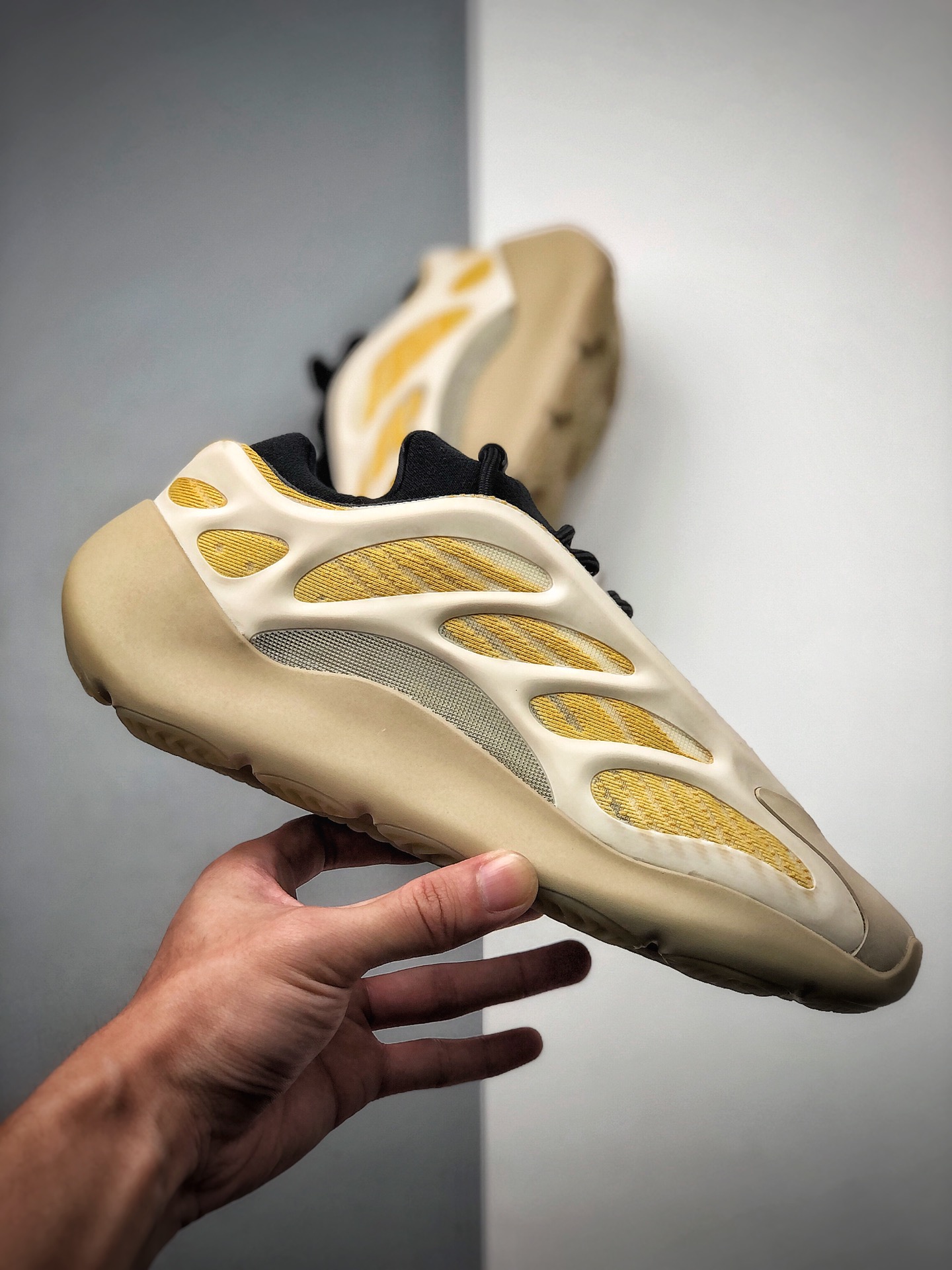 550  YEEZY 700 V3”SRPHYM”黄灰 G54853