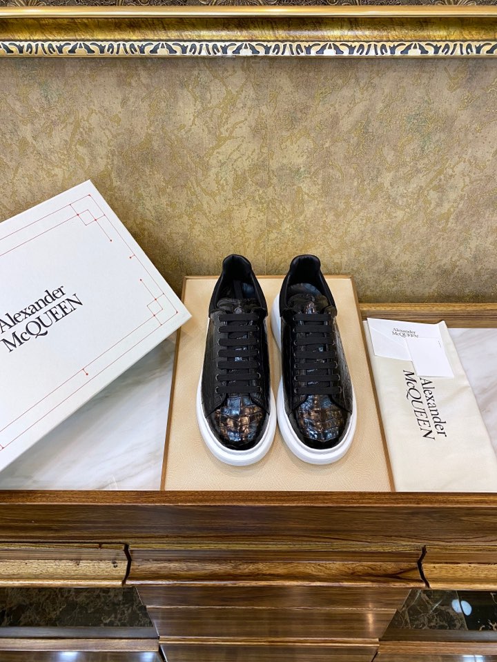 NO:356158,A ruthless guy!  Pursuing top luxury pets, McQueen iron powder quality upgrade [all products in our bank support return and exchange] McQueen MQ classic white shoes, the whole pair of shoes is made of imported crocodile belly, the authentic counter products are sold simultaneously, the counter price is 48XXX; multiple pairs of original versions are purchased before and after, and the counter is always followed up. The private model original tpu sole is odorless, wear-resistant and elastic, and is not easy to turn yellow!  ※Each pair of shoes is strictly in accordance with the standards from packaging to shoes!  ※The latest counter is full of packaging, whether you keep it yourself or give it to others, it is a quality choice!  38/44,,alexander mcqueen19860909狠货！追求顶级奢宠 麦昆铁粉品位升级【本行所有货支持退换】 麦昆MQ 经典小白鞋 整双鞋奢用进口鳄鱼肚皮精工制作 专柜正品同步发售 专柜价48XXX ；前后购入多双原版,一直跟进专柜版型和细节.私模原版tpu大底,无味耐磨弹性好,不易发黄！ ※每一对鞋子从包装到鞋子严格按照标准！ ※最新专柜全套包装,无论自留还是送人都是品质之选！ 38/44,,alexander mcqueen,Men's shoes