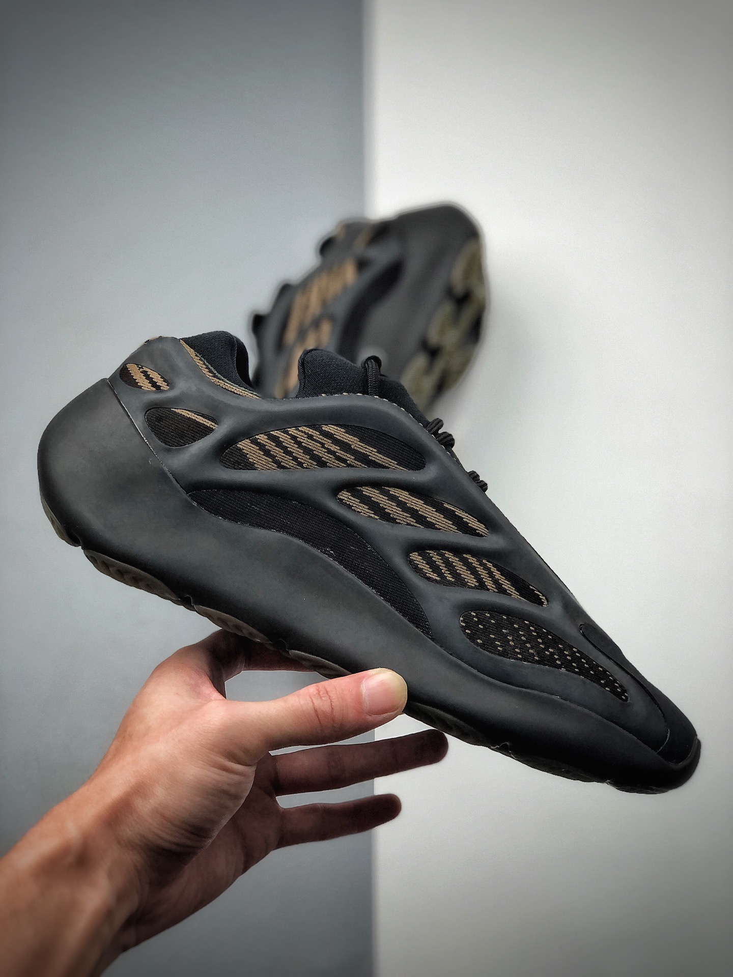 550  阿迪达斯YEEZY BOOST 700 V3“Eremiel”低帮复古休闲运动穿搭慢跑鞋GY0189