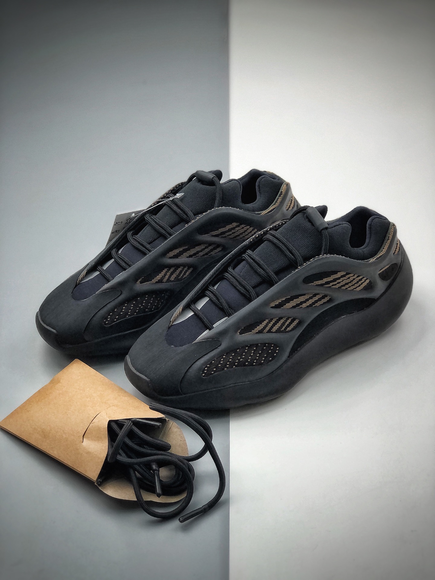 550  阿迪达斯YEEZY BOOST 700 V3“Eremiel”低帮复古休闲运动穿搭慢跑鞋GY0189