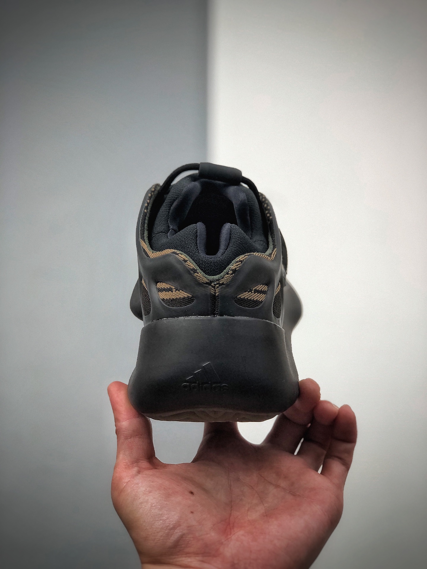 550  阿迪达斯YEEZY BOOST 700 V3“Eremiel”低帮复古休闲运动穿搭慢跑鞋GY0189