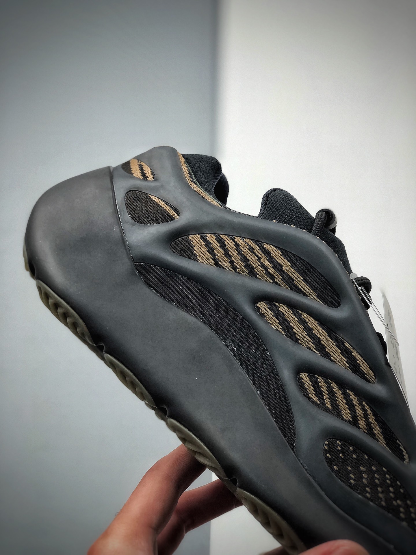 550  阿迪达斯YEEZY BOOST 700 V3“Eremiel”低帮复古休闲运动穿搭慢跑鞋GY0189