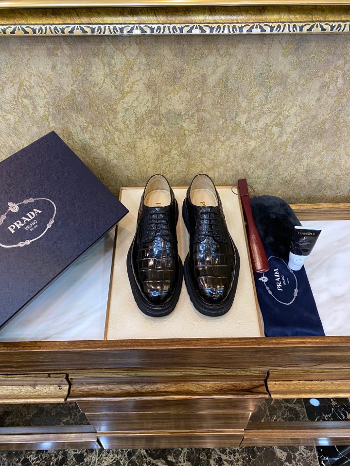 NO:356143,A ruthless guy!  Pard*a Praxda pursues top luxury pets [all products from our bank support return and exchange] The sole uses imported high-density elastic foamed sole, but the highlights are not something that small factories can control. You can imagine the lightness of this shoe, which is very light and comfortable to wear. The whole pair of shoes is made of imported Thai crocodile belly. The authentic counter is sold simultaneously. The counter price is 68XXX; multiple pairs of original versions are purchased before and after, and the counter is always followed. ※Each pair of shoes is strictly in accordance with the standards from packaging to shoes!  ※The latest counter is full of packaging, whether you keep it yourself or give it to others, it is a quality choice!  Distribute special maintenance oil and mahogany pull-out!  Standard 38/44, prada19860909狠货！Pard*a 普拉*达 追求顶级奢宠【本行所有货支持退换】鞋底采用进口高密度弹力发泡大底 可是亮点 成本不是小厂可以驾驭的,可想而知这鞋的轻盈度,非常轻盈上脚特别舒服 整双鞋奢用进口泰国鳄鱼肚皮精工制作 专柜正品同步发售 专柜价68XXX ；前后购入多双原版,一直跟进专柜版型和细节. ※每一对鞋子从包装到鞋子严格按照标准！ ※最新专柜全套包装,无论自留还是送人都是品质之选！ 配送专用保养油及红木拔！标准38/44,,prada,Men's shoes