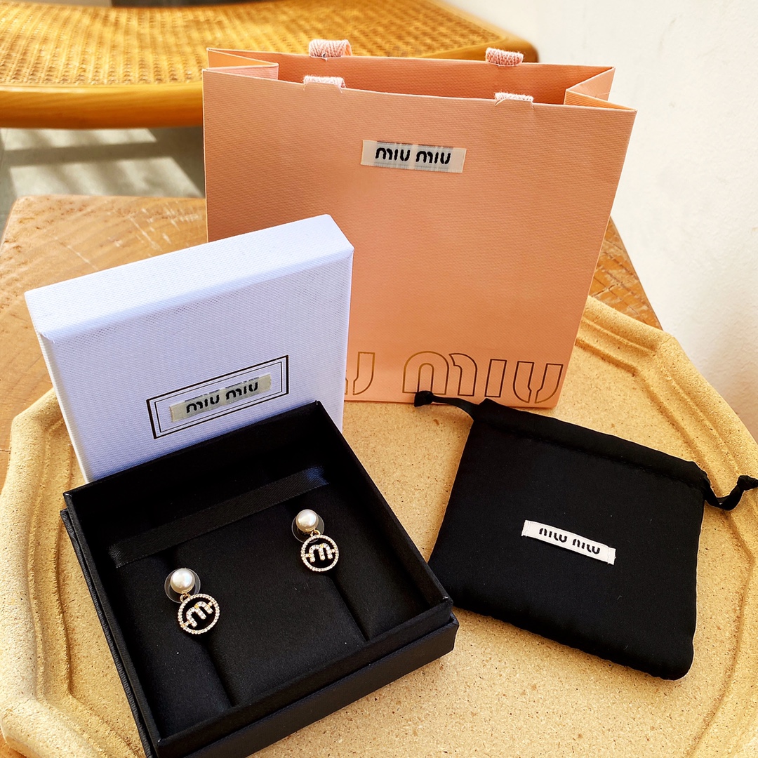NO:100872,Miumiu Miumiu Miumiu's new beautiful girl's age-reducing earrings, a earring at the entry-level price of Miu's home, simple M letters show the brand style, daily versatile artifacts, authentic consistent brass material workmanship, Miumiu, miumiu, earrings19860909Miumiu 缪缪大小姐单品新款美少女减龄耳环,miu家入门价格的一个耳环,简单M字母尽显大牌风十足,日常百搭神器、正品一致黄铜材质做工,Miumiu,miumiu,earrings,Jewelry