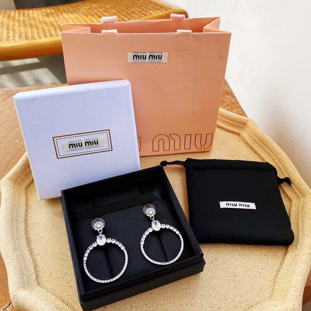 NO:100869,Miumiu Miumiu Miu family’s luxurious earrings, a very, very heavy-industrial earring. You think it will be exaggerated, no, and the upper ears are not bulky at all, very light and full of texture. You must buy a model!  ,Miumiu,miumiu,earrings19860909Miumiu 缪缪家豪华满镶耳环、非常非常重工的一个耳环,你以为会很夸张no,完全不会,而且上耳一点也不笨重,非常轻盈且质感十足,一定一定要入的一个款！,Miumiu,miumiu,earrings,Jewelry