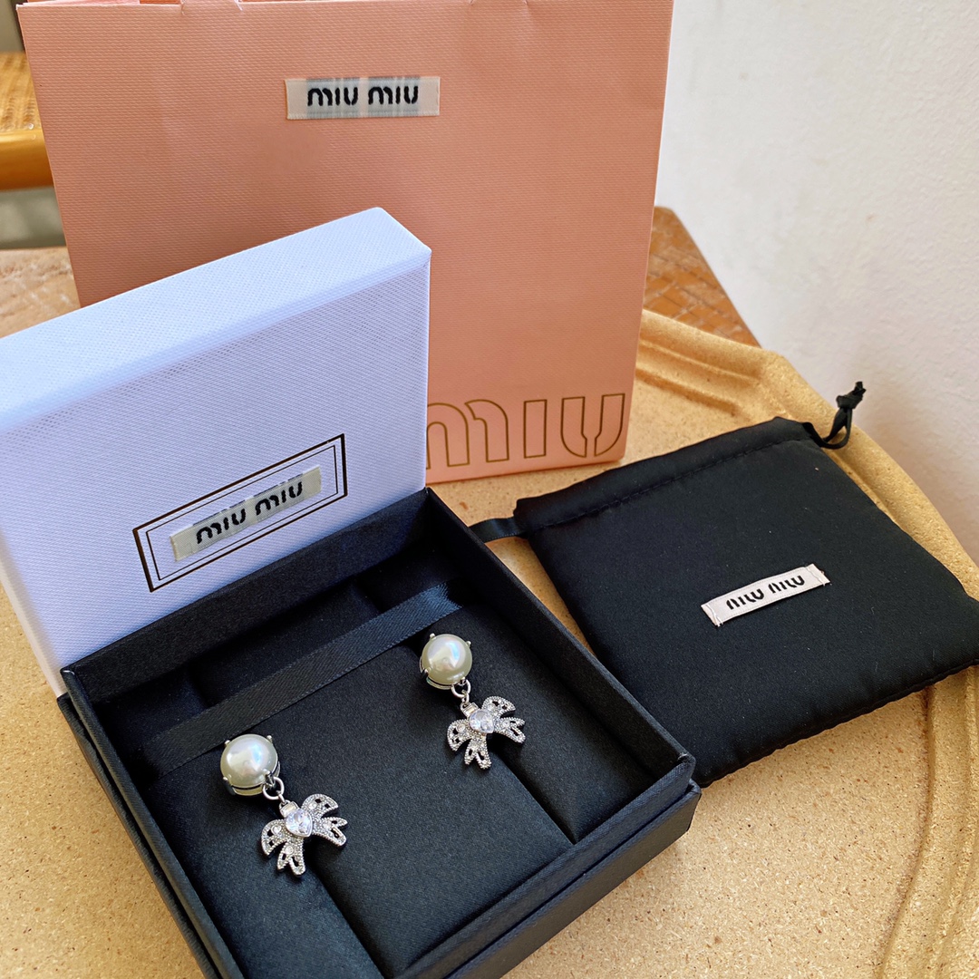 NO:101235,The most popular bow earrings in Miumiu's family. I really love this workmanship, and the upper body effect is really too important. Not only is it full of femininity, it also has a more playful feeling. The authentic and consistent brass material is Miumiu, miumiu, earrings19860909Miumiu缪缪家最最热门的蝴蝶结耳环,这做工我是真的爱了,而且上身效果真的太加分了,不仅女人味十足更是多了一分俏皮的感觉,正品一致黄铜材质,Miumiu,miumiu,earrings,Jewelry
