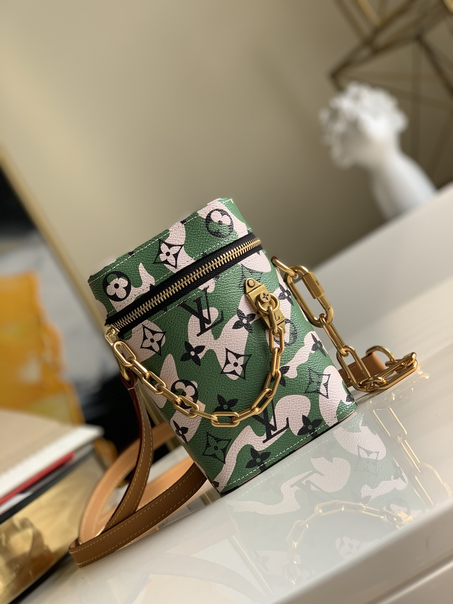 NO:396630,【Exclusive real photo M44914 camouflage】This stylish functional backpack is the most suitable for urban active people. It combines sports bag shape with unique brand details. It adopts camouflage pattern, mini chain bucket bag bucket bag. The backpack's soft Monogram canvas is equipped with exquisite calfskin inlaid and engraved zipper zipper zipper. Size: 11x6x16.5cm L.550, LV [original leather], louis vuitton, backpacks, cowhide19860909【独家实拍M44914迷彩】这款时尚功能背包是最适合都市活躍人士 它将运动袋形与独特的品牌细节元素结合 采用迷彩图案、迷你链条水桶包桶包 背包柔软的Monogram帆布以精致的小牛皮镶饰和刻字拉链拉片装.尺寸:11x6x16.5cm L.550,LV【原厂皮】,louis vuitton,backpacks,cowhide,Bag