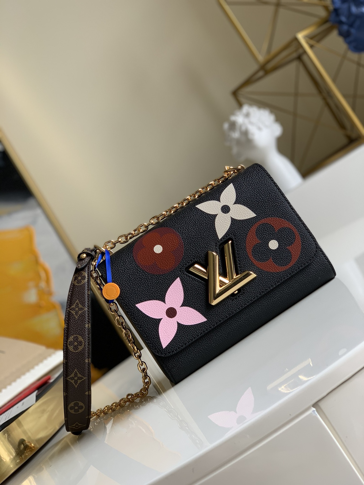 NO:396626,[Exclusive real photo M50282 silk screen] M57057 This Twist medium-sized handbag is a Monogram cowhide flap, which is put into the arms of Monogram enthusiasts. The Twist twist lock and slide chain collision contrast with the simple and elegant tone. Size 23.0 x 17.0 x 9.5 cm p.850, LV [original leather], louis vuitton, cowhide19860909【独家实拍M50282丝印】M57057 本款 Twist 中号手袋为 Monogram 牛皮翻盖,投身 Monogram 爱好者怀抱.Twist 扭锁及滑链与素雅色调碰撞反差.尺寸23.0 x 17.0 x 9.5 cm p.850,LV【原厂皮】,louis vuitton,cowhide,Bag