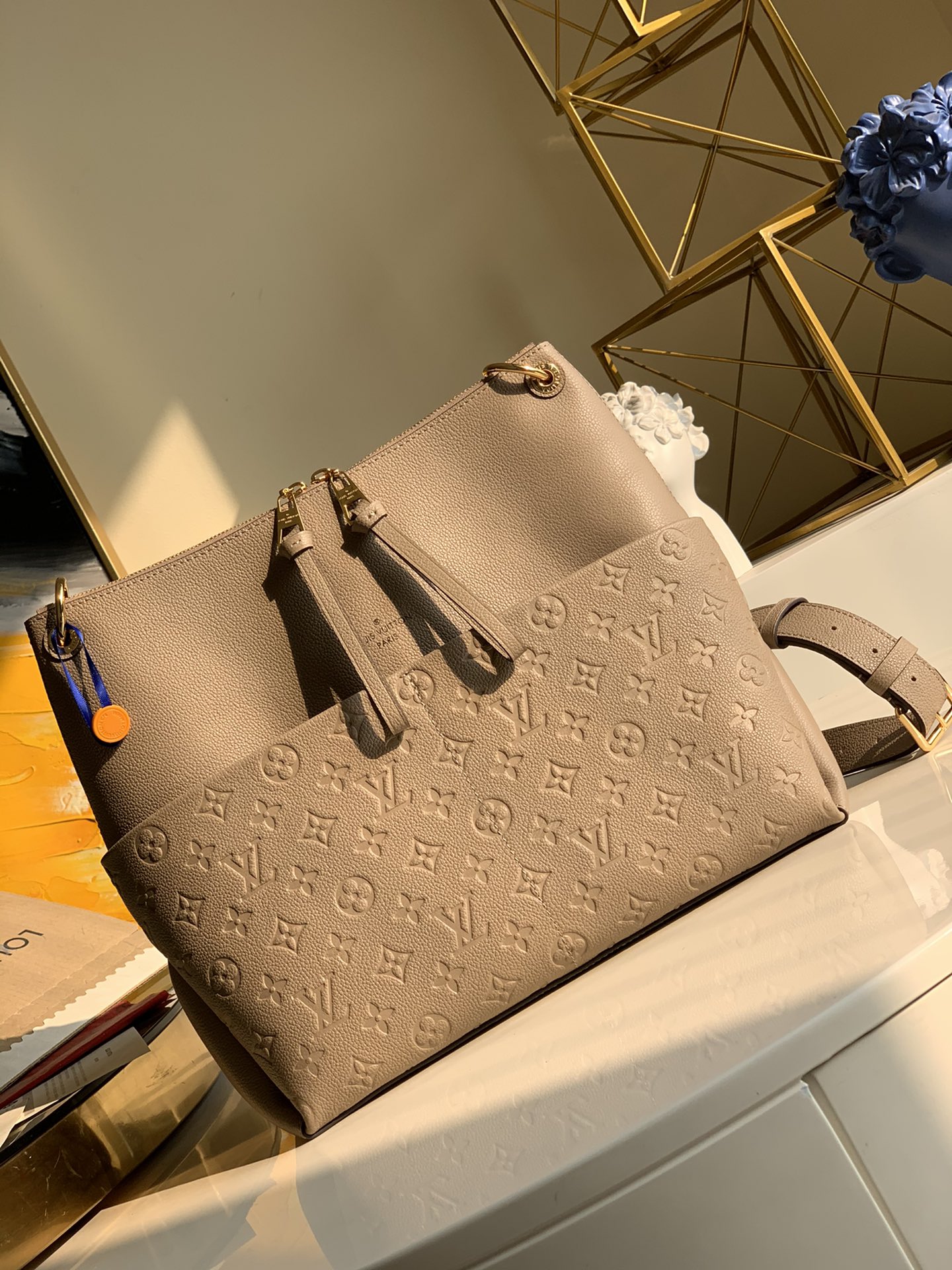 NO:396624,【Exclusive real photo M45522】Apricot color This MONOGRAM canvas material, a new style of Melie handbag, fashion essentials, Veau Cachemire leather material, full leather embossed braided wrist double bag shopping bag, lightweight and comfortable on the back, unique vertical narrow shape with modern style, Zippered pocket with metal engraved zipper head, more personalized size33x16x30cm J.,LV [original leather],louis vuitton19860909【独家实拍M45522】杏色此款MONOGRAM帆布材质 全新风格的Melie手袋 时尚必备单品 Veau Cachemire 皮革材质 全皮压花编织手腕双袋购物袋 轻质而背挎舒适 独特的垂直狭长造型搭配现代风格 带金属刻纹拉链头的拉链口袋 更显个性风采 size33x16x30cm J.,LV【原厂皮】,louis vuitton,Bag