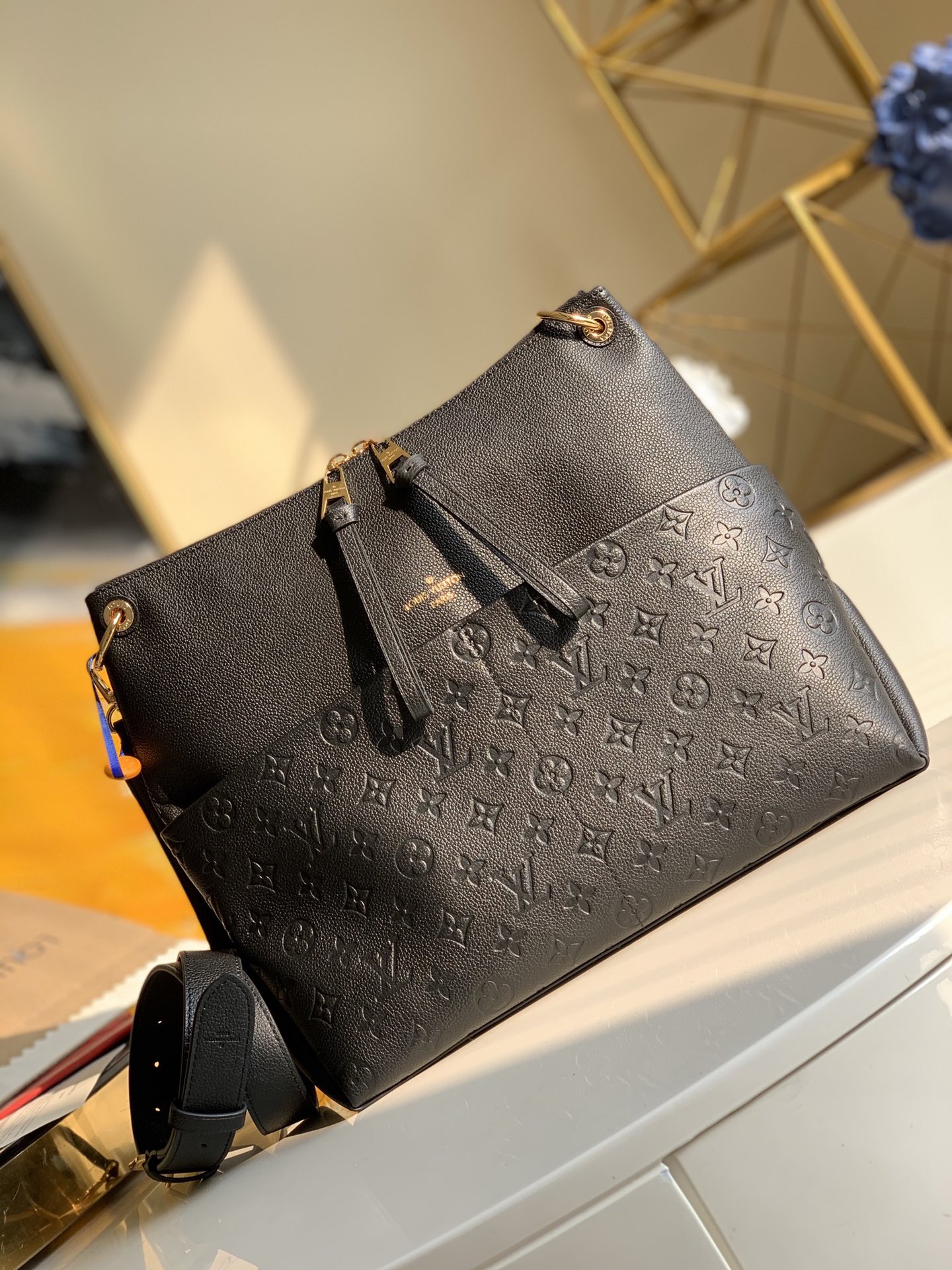NO:396622,【Exclusive real shot M45522 black】This MONOGRAM canvas material, a new style of Melie handbag, a fashion essential item, Veau Cachemire leather material, full leather embossed braided wrist double bag shopping bag, lightweight and comfortable on the back, unique vertical narrow shape with modern style, a zipper pocket with metal engraved zipper head, more personalized size33x16x30cm J.,LV [original leather],louis vuitton19860909【独家实拍M45522黑色】此款MONOGRAM帆布材质 全新风格的Melie手袋 时尚必备单品 Veau Cachemire 皮革材质 全皮压花编织手腕双袋购物袋 轻质而背挎舒适 独特的垂直狭长造型搭配现代风格 带金属刻纹拉链头的拉链口袋 更显个性风采 size33x16x30cm J.,LV【原厂皮】,louis vuitton,Bag