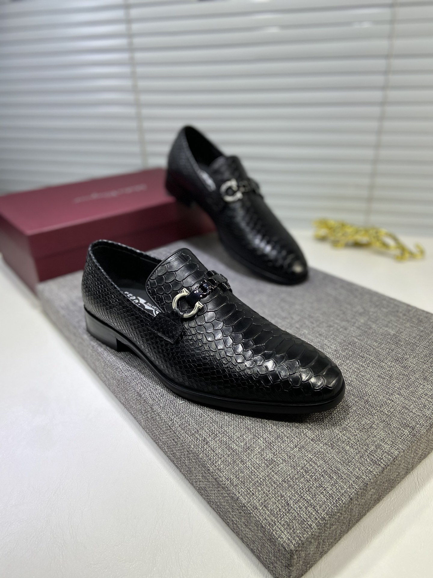 J5  菲拉格慕Ferragamo 水洗牛里原版正装皮鞋🚶🏻专柜同步发售男鞋 此款采用纯手工制作 面料进口原版粒面牛皮➕水洗牛皮内里 原版大底🌀帅气 高大尚🌀