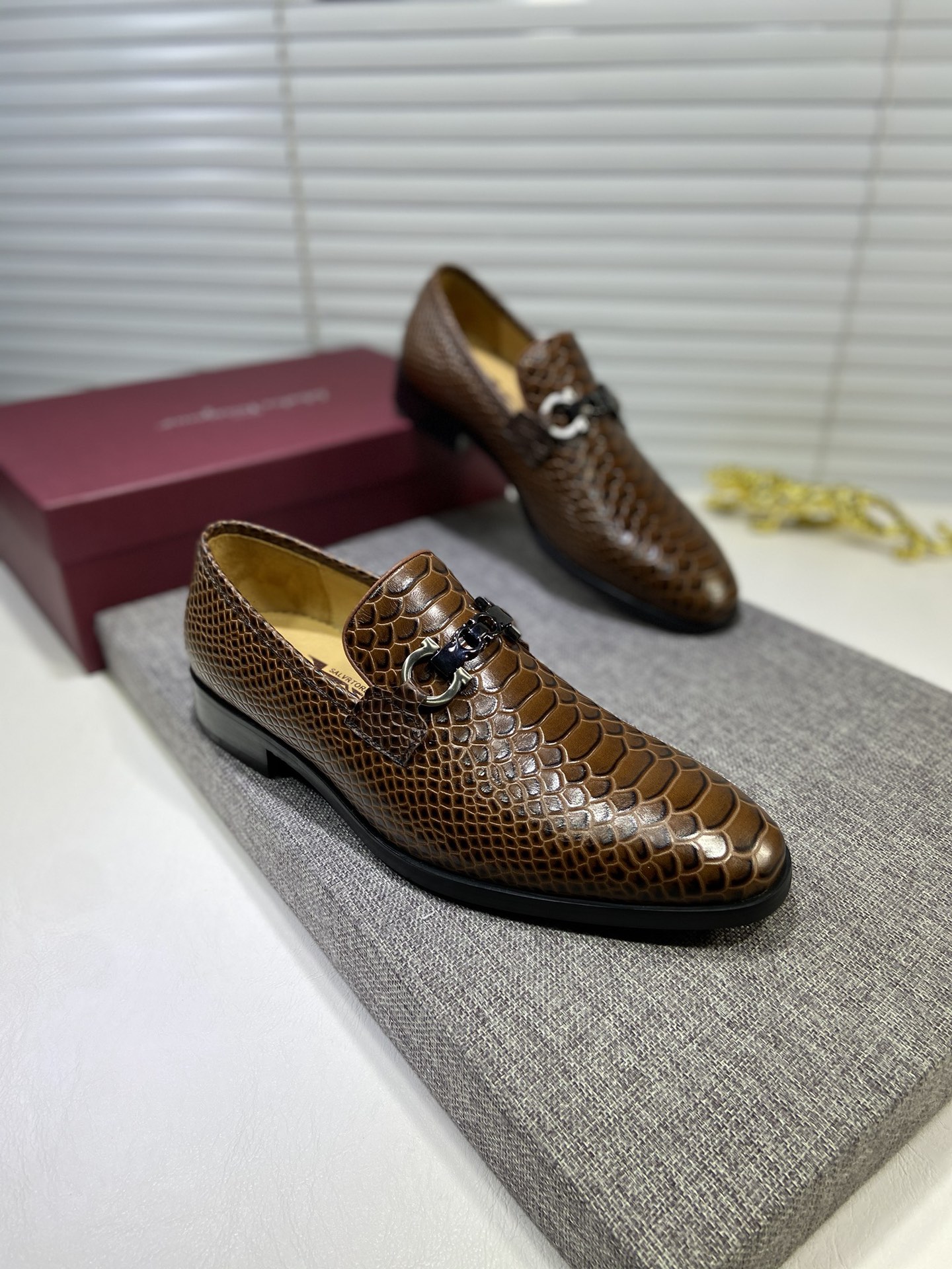 J5  菲拉格慕Ferragamo 水洗牛里原版正装皮鞋🚶🏻专柜同步发售男鞋 此款采用纯手工制作 面料进口原版粒面牛皮➕水洗牛皮内里 原版大底🌀帅气 高大尚🌀