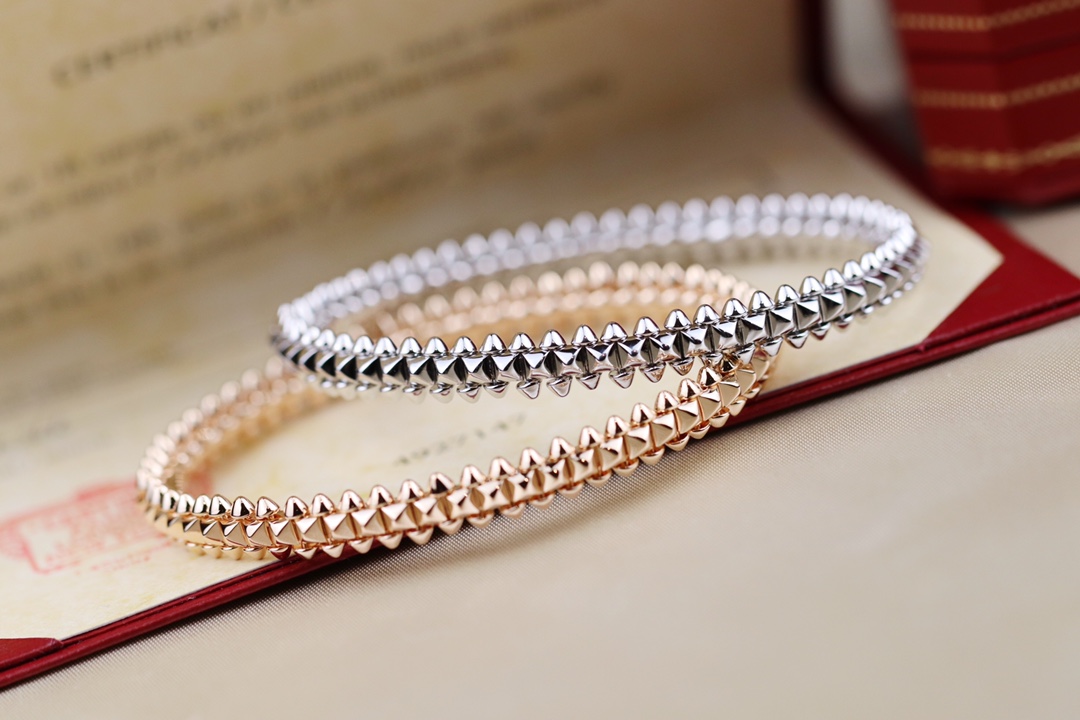 NO:688875,Platinum gold shipment  This bracelet is a very neutral design with a little bit of flamboyance. As soon as this new model comes out, you can't take your eyes away. This series breaks the traditional geometric shape and uses exquisite and complex jewelry craftsmanship. If you look closely, you can see the light shuttle between various rivets, studs and other elements.  I have to admire the perfect craftsmanship. Moreover, although it looks like sharp rivet elements, it is extremely delicate and comfortable to wear! It feels really comfortable and will not irritate your hands, and the workmanship is really exquisite. Each small rivet on it can be rotated and is made of V gold.  1 meter thick gold plating, super color retention 88380, bracelet, Cartier high-end jewelry19860909白金色出货 这款手镯是非常中性的设计,有点点张扬的设计,这个新款一出来,就移不开眼了,这个系列打破传统的几何造型,同时采用精湛复杂的珠宝工艺,仔细观察就能看到光线穿梭在各种铆钉饰钉等元素间,不得不感叹毫厘不差的工艺.而且,虽然是看着尖锐锋利的铆钉元素,但是佩戴起来却异常的细腻舒适!!真心上手舒适感完美,不会扎手,而且做工真的很精致,上面的每个小铆钉都可以转动,采用V金材质 1咪厚金电镀 超强保色88380,,bracelet,卡迪亚高端饰品,Jewelry