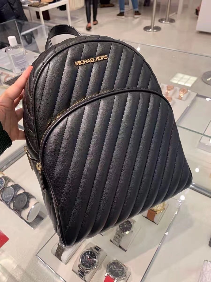Michael Kors MK羊皮系列双肩背包，羊皮长斜条格，实用又 。上身效果非常棒 配防尘袋，支持 对比