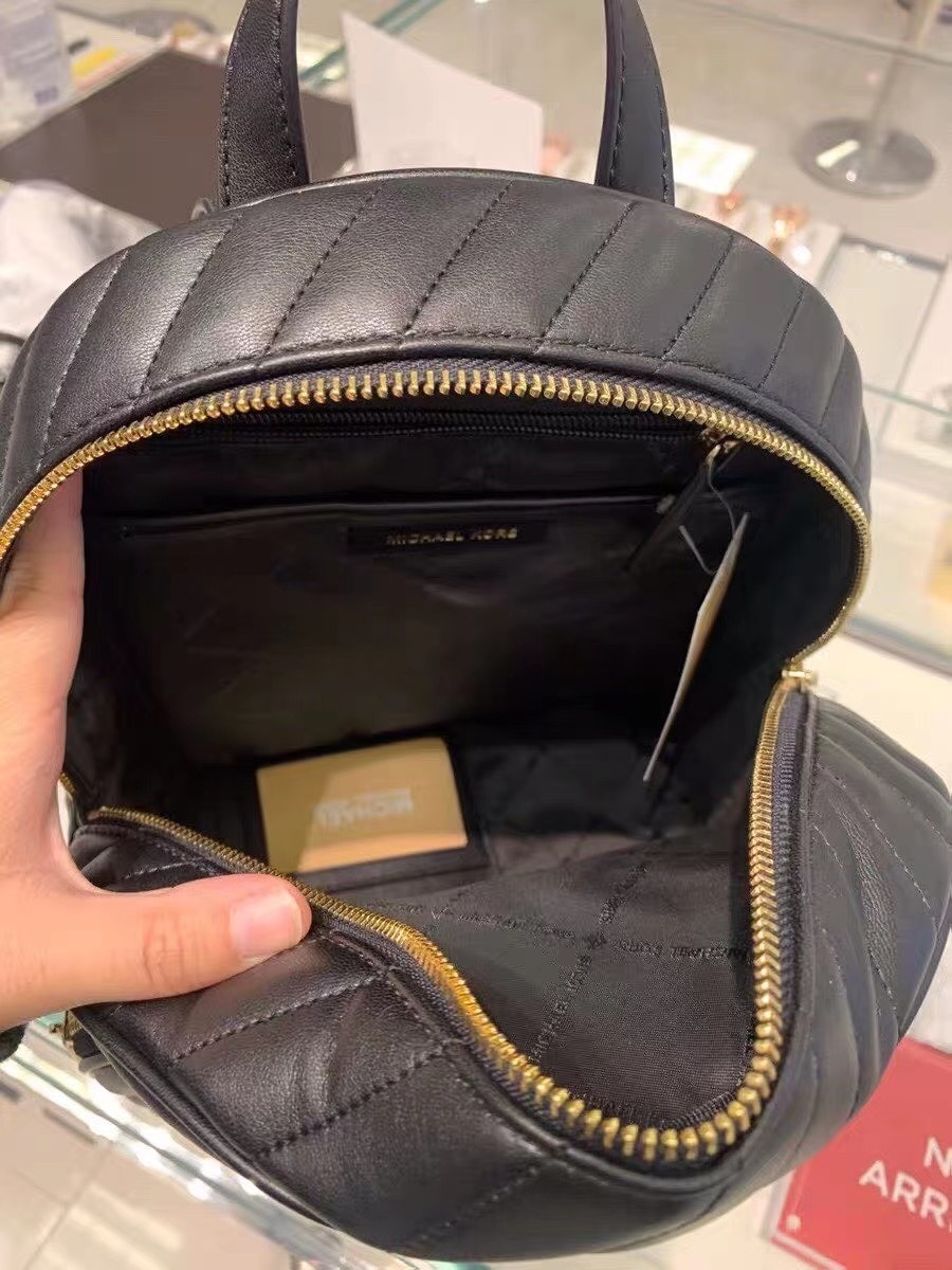 Michael Kors MK羊皮系列双肩背包，羊皮长斜条格，实用又 。上身效果非常棒 配防尘袋，支持 对比