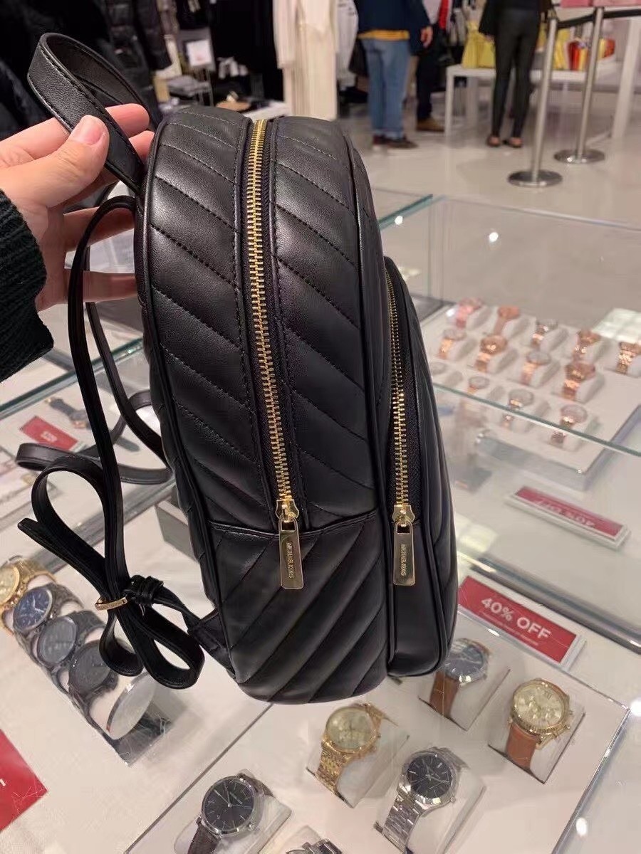 Michael Kors MK羊皮系列双肩背包，羊皮长斜条格，实用又 。上身效果非常棒 配防尘袋，支持 对比