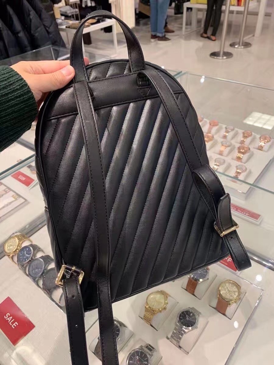 Michael Kors MK羊皮系列双肩背包，羊皮长斜条格，实用又 。上身效果非常棒 配防尘袋，支持 对比