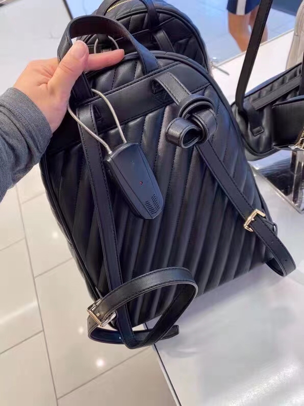 Michael Kors MK羊皮系列双肩背包，羊皮长斜条格，实用又 。上身效果非常棒 配防尘袋，支持 对比
