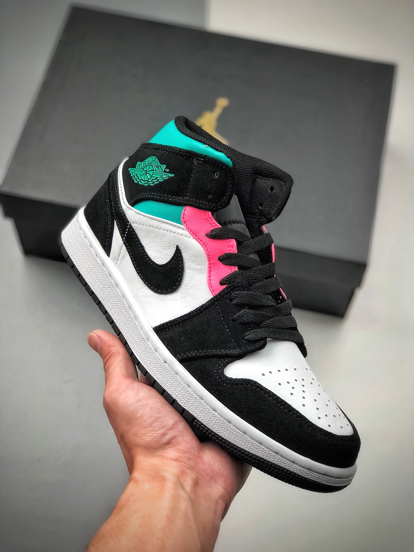Air Jordan 1 Mid SE "South Beach". Nuevo South Beach con tono principal blanco, superposiciones de gamuza negra peluda.…