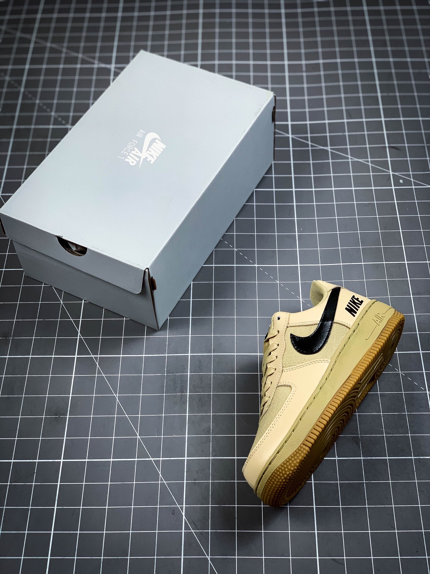 180  Nike Air Force 1 联名款 空军一号低帮休闲运动板鞋 CQ4215-700