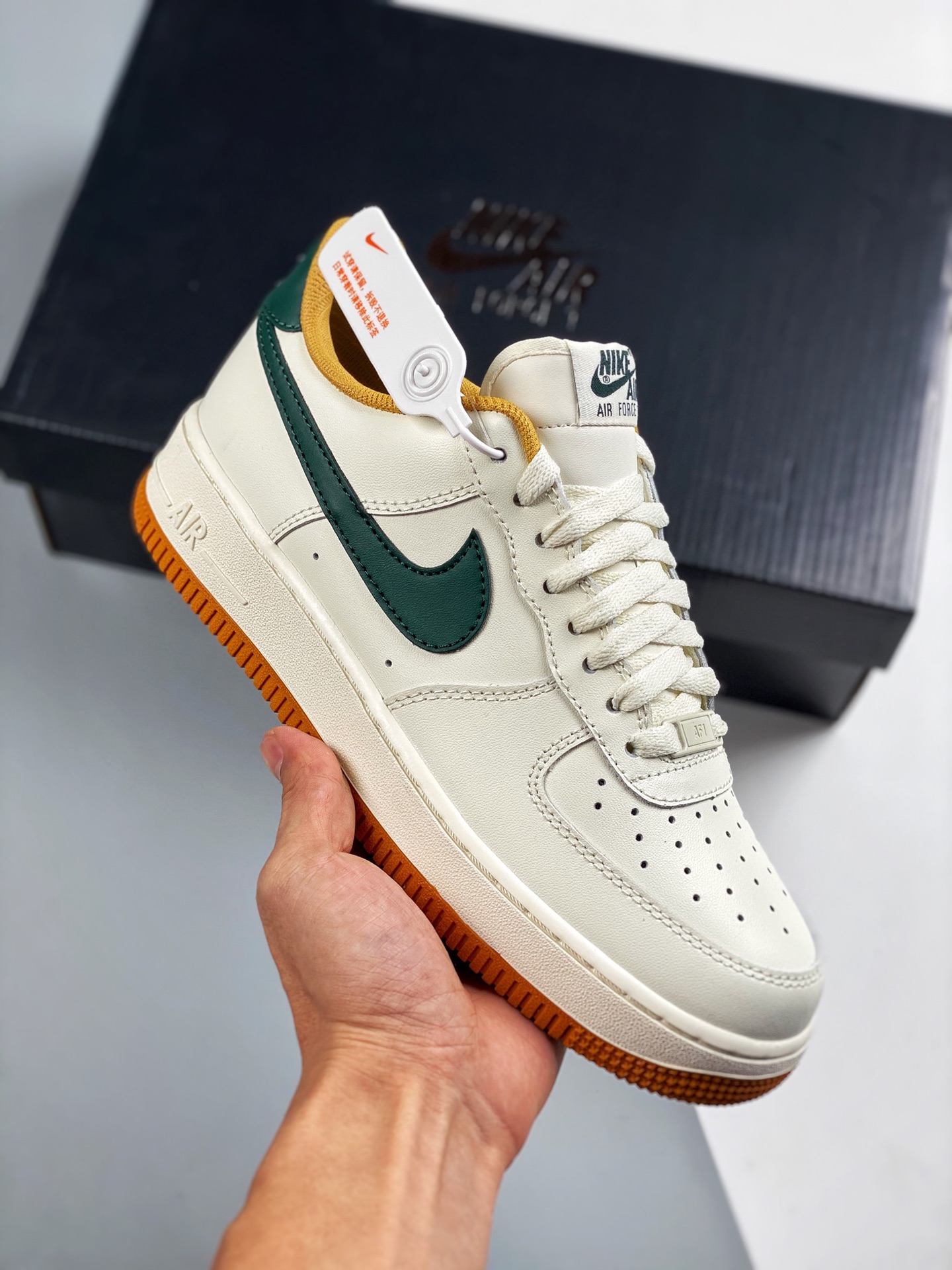 Air Force 1 '07 白绿生胶 原楦原数据纸版 实拍首发 #内置全掌air sole气垫 柔软、弹性十足的缓震性能和出色的中底设计，横跨复古与现代的外型结合，造就出风靡全球三十多年的Force 1，直到今天还深受青睐。 SIZE…