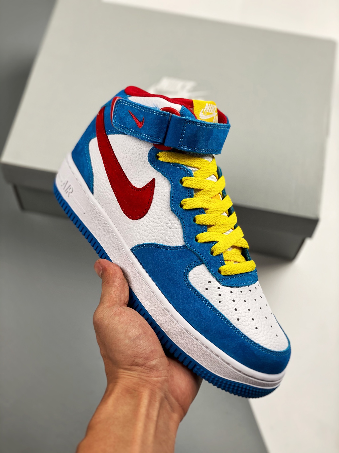 Air Force 1 Mid "Photo Blue" 白蓝红 哆啦A梦 机器猫中帮 摒弃了老旧的帆布鞋风格，突破性的使用内嵌式Air Sole气垫缓震系统，横跨复古与现代的外型结合，造就出风靡全球三十多年的Air Force 1,直到…