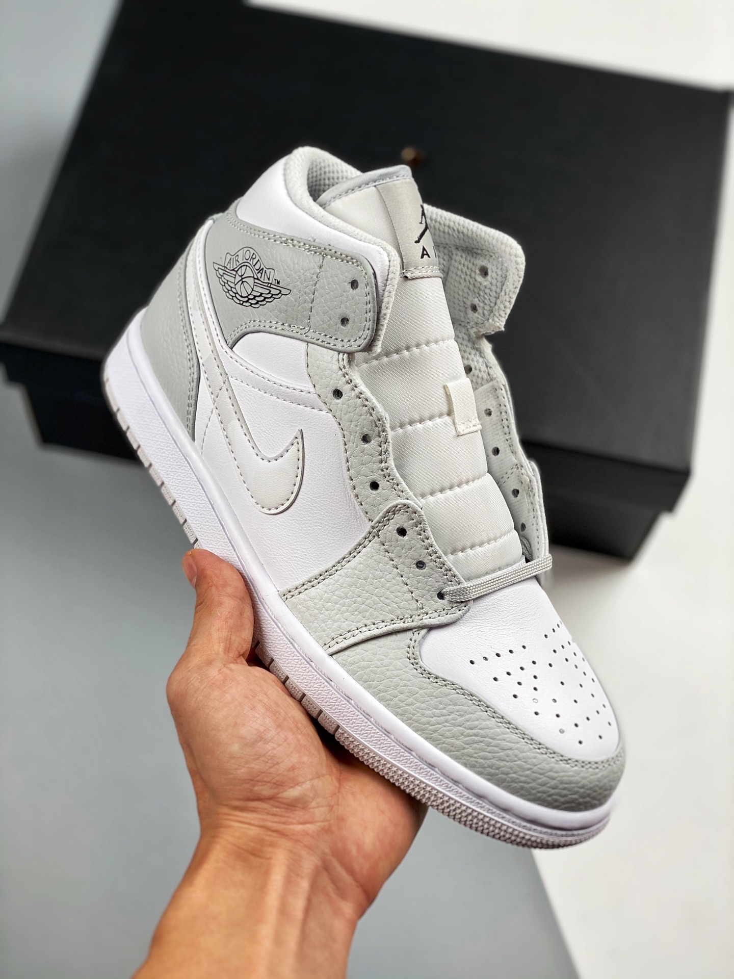 原装裸鞋级 市面最高工艺产物💯 Air Jordan 1 Mid "Grey Gamo" 白灰 迷彩 当前市场最优版本 陆续上架 全鞋采用原装头层皮，用料扎实 精雕细琢 鞋型极致还原 飞翼3D打印改良 深度立体 四线中底拉帮皮料选材 钢…