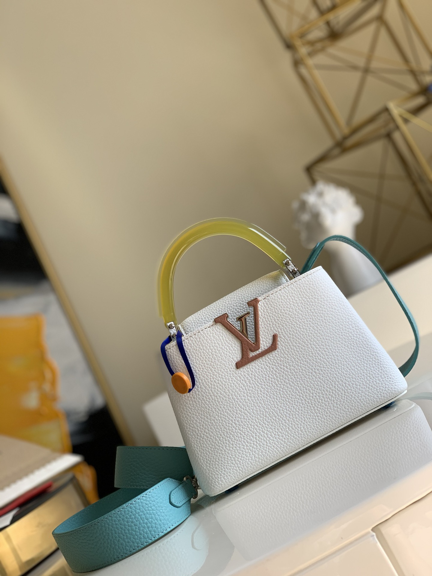 NO:396620,【M56072mini】Naying's same Capucines handbag is made of Taurillon leather, with crystal clear plexiglass on the top handle, allowing the classic design to show a pioneering atmosphere. Use removable shoulder straps, and convert them at will. Size 21×14×8 cm K.1150, LV [original leather], louis vuitton19860909【M56072mini】那英同款 Capucines 手袋取材 Taurillon 皮革,以晶莹剔透的有机玻璃构筑顶部手柄,令经典设计展露先锋气息.巧用可拆卸肩带,肩背或斜挎随心转换.尺寸21×14×8 cm K.1150,LV【原厂皮】,louis vuitton,Bag