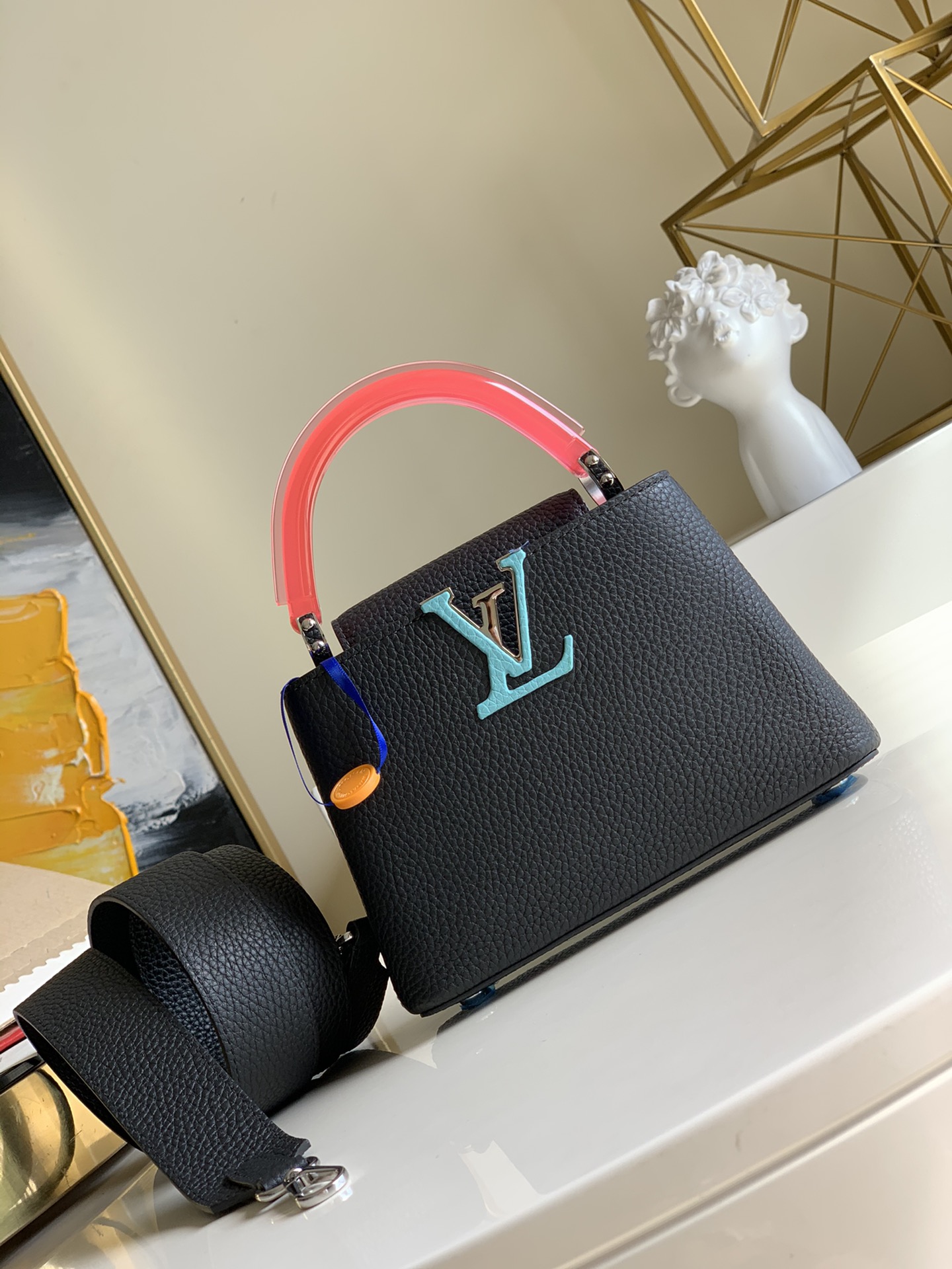 NO:396313,【M56072mini】Naying's same Capucines handbag is made of Taurillon leather, with crystal clear plexiglass on the top handle, allowing the classic design to show a pioneering atmosphere. Use removable shoulder straps, and convert them at will. Size 21×14×8 cm K.1150, LV [original leather], louis vuitton19860909【M56072mini】那英同款 Capucines 手袋取材 Taurillon 皮革,以晶莹剔透的有机玻璃构筑顶部手柄,令经典设计展露先锋气息.巧用可拆卸肩带,肩背或斜挎随心转换.尺寸21×14×8 cm K.1150,LV【原厂皮】,louis vuitton,Bag