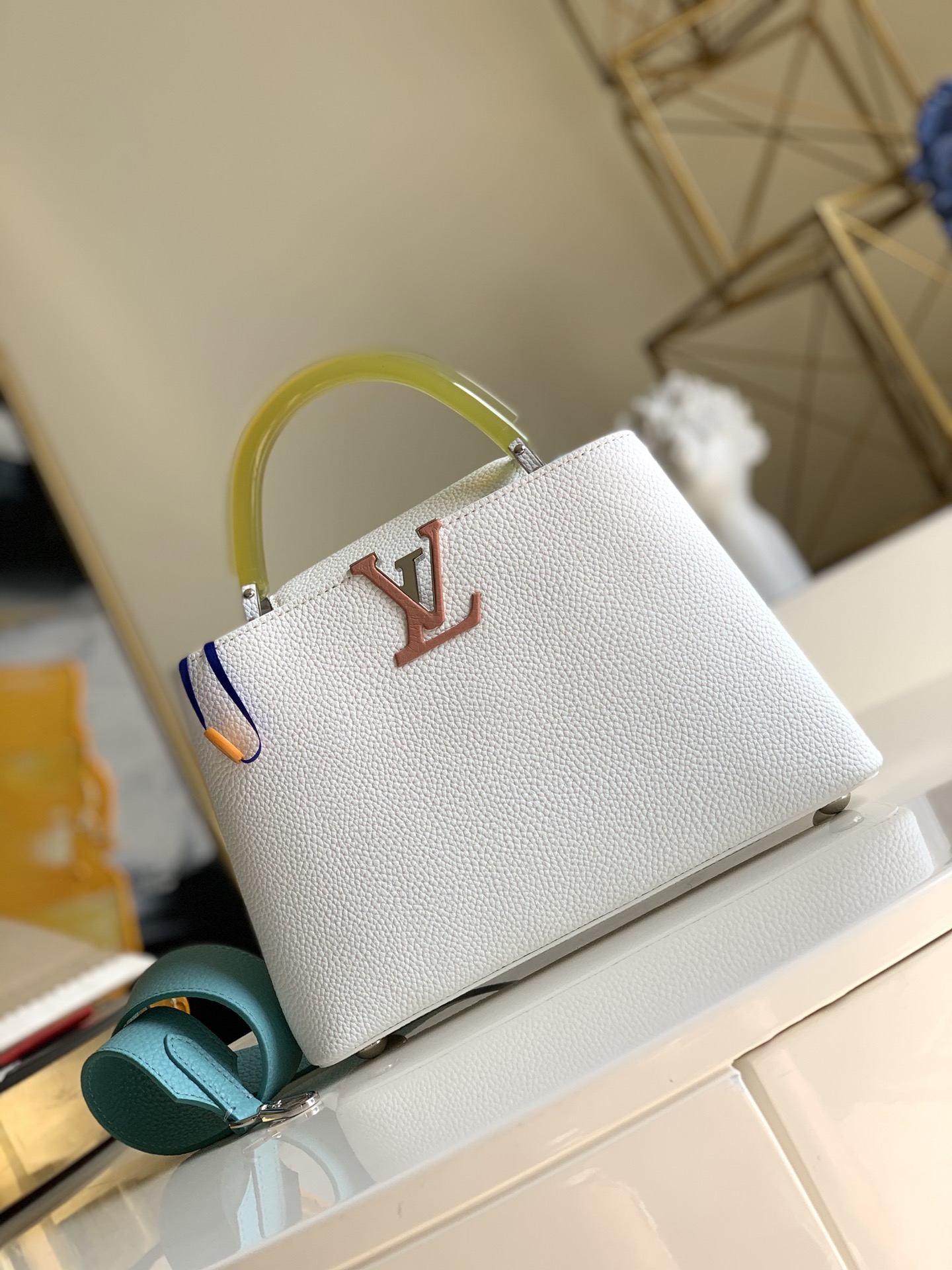 NO:396618,【Exclusive real photo M55991】Naying's same Capucines handbag is made of Taurillon leather, with crystal clear plexiglass on the top handle, giving the classic design a pioneering atmosphere. Use removable shoulder straps, and convert them at will. Size 27×18×9 cm K.1400, LV [original leather], louis vuitton19860909【独家实拍M55991】那英同款Capucines 手袋取材 Taurillon 皮革,以晶莹剔透的有机玻璃构筑顶部手柄,令经典设计展露先锋气息.巧用可拆卸肩带,肩背或斜挎随心转换.尺寸27×18×9 cm K.1400,LV【原厂皮】,louis vuitton,Bag