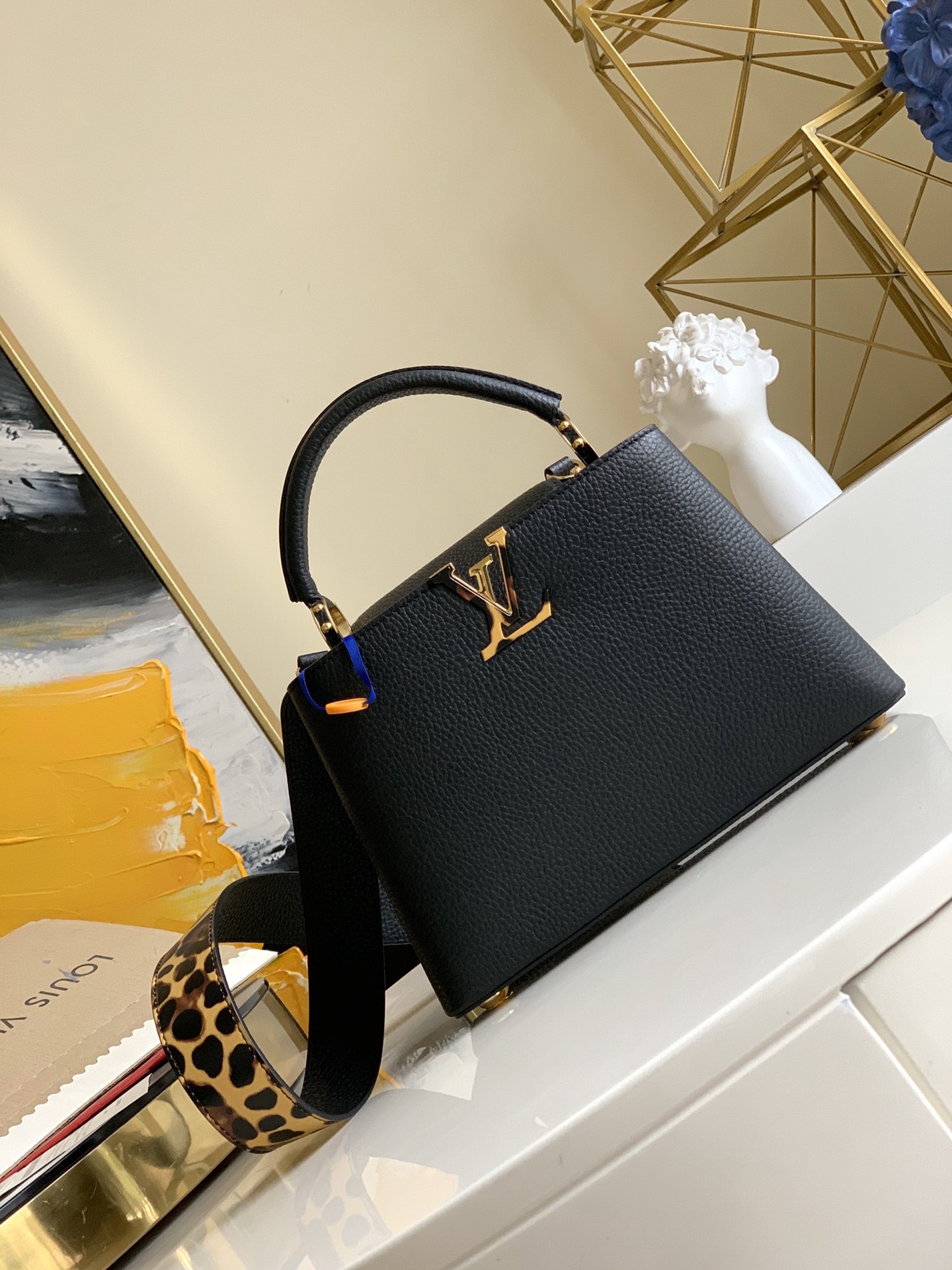 NO:396633,【Exclusive real photo M57215 leopard print】CAPUCINES BB handbag material Taurillon leather, with leopard print pattern embellished with wide shoulder straps, and similar spots are attached to them, showing avant-garde and exquisiteness. The top handle and removable shoulder straps enable handheld, shoulder back and crossbody selection. Size 27x18x9cm Q.1150, LV [original leather], louis vuitton19860909【独家实拍M57215豹纹】CAPUCINES BB手袋 取材 Taurillon 皮革,以豹纹图案点缀宽幅肩带,再令相似斑点附着,尽显前卫与精致,顶部手柄和可拆卸肩带实现手提,肩背和斜挎选择.尺寸27x18x9cm Q.1150,LV【原厂皮】,louis vuitton,Bag
