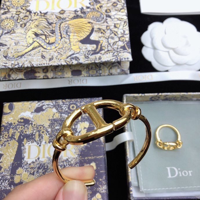 “Dior 2022 Jewelry Collection: Bracelets, Rings, and Gold Selection” - 图片 8
